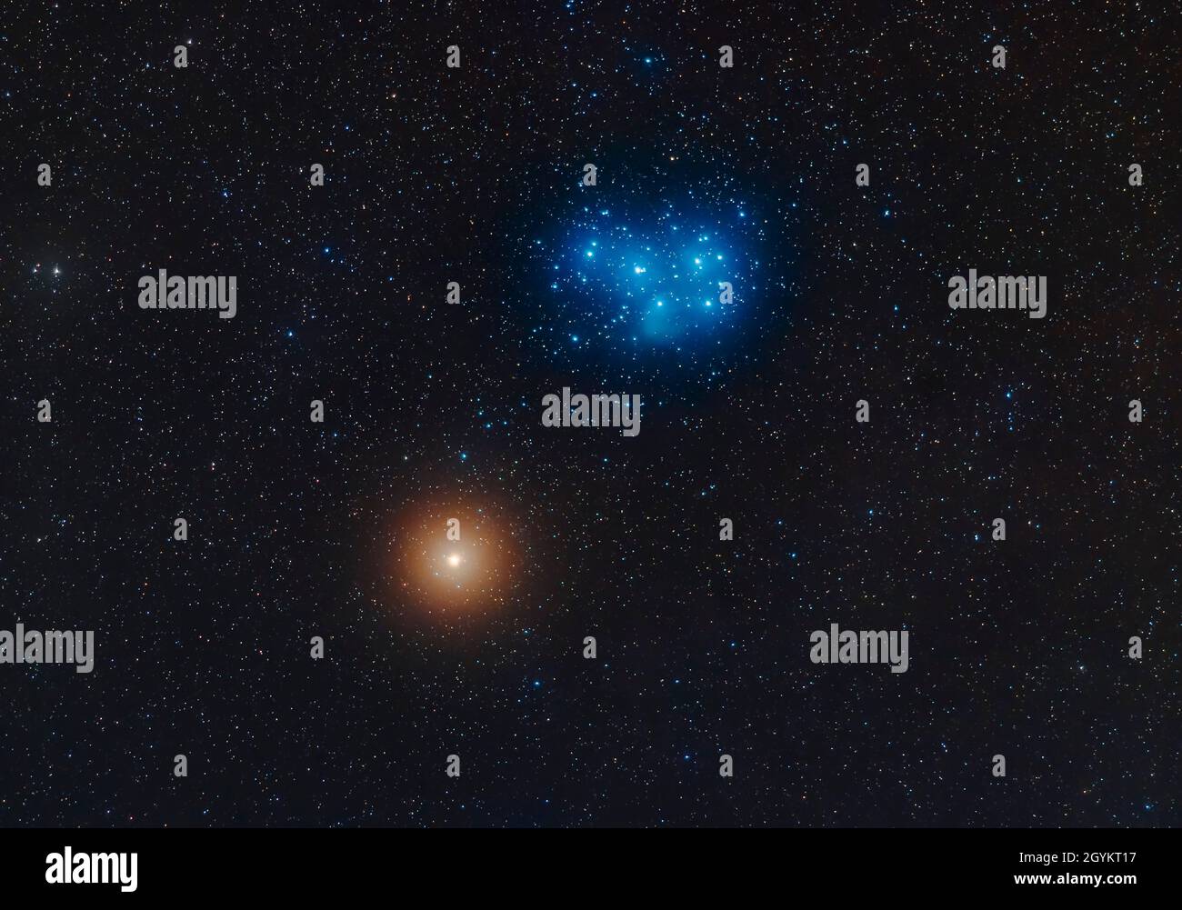 C'est Mars rouge passant sous la grappe bleue des Pléiades (alias M45 et les sept Sœurs) le soir du 3 mars 2021.Pris une nuit avec s Banque D'Images