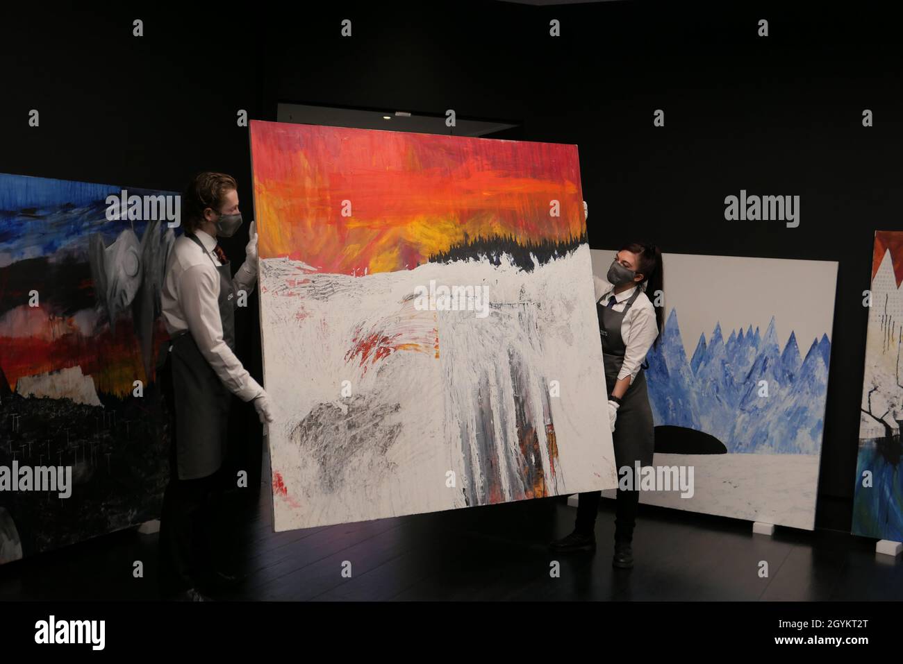 Œuvres de Jean-Michel Basquiat , Peter Doig ,david Hockney , Bridget Riley ,Radiohead x Stanley Donwood , comment disparaître complètement 9-15 octobre partenaire de Christie avec thom Yorke de radiohead pour présenter des œuvres de Stanley Donwood , créées pour l'album Kid A ,Offert en premier ouvert le 5-19 octobre 2021 .1-54 redéfinir la tendance - les histoires en train de se rendre 9-15 octobre 2021 .Bold Black British ), sous la direction d'Aindrea Emelife , jusqu'au 21 octobre Christie's , en partenariat avec la conservatrice visionnaire Aindrea Emelife , présentera l'héritage des artistes Black British . Banque D'Images