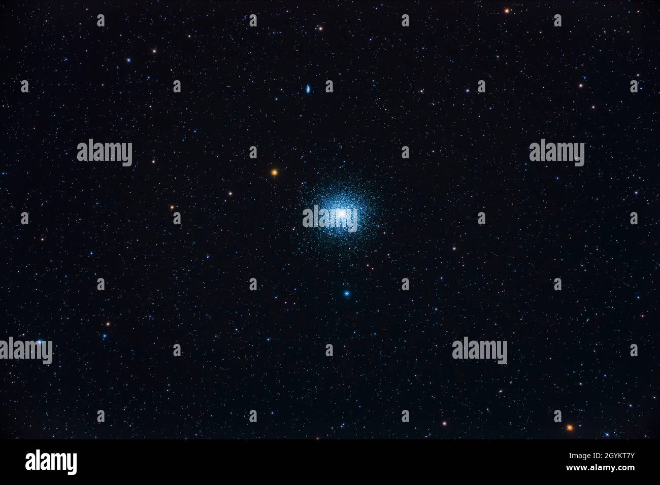 Le groupe globulaire Messier 13 (M13) dans Hercules, avec la petite galaxie NGC 6207 au-dessus.La très minuscule galaxie IC 4617 est juste visible entre NGC 6 Banque D'Images