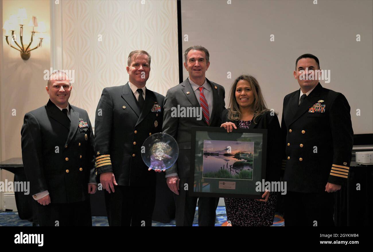 NORFOLK (janvier23, 2020) le jeudi 23 janvier, le département de l’environnement de la Station navale de Norfolk a été nommé vainqueur du Temple de la renommée du Star Hall of Fame de Inside Business River en 2020.L'installation a été choisie pour une accumulation de réalisations environnementales datant de 1998 lorsque la base était l'une des premières étoiles de rivière à atteindre le niveau modèle dans le programme.Photo de gauche à droite; chef de commandement Ben Rushing, chef de commandement principal de la Station navale Norfolk, capitaine Brad Rosen, commandant de la Station navale Norfolk, gouverneur Ralph Northam, gouverneur de Virginie, Jennifer Tabor, Station navale Norf Banque D'Images