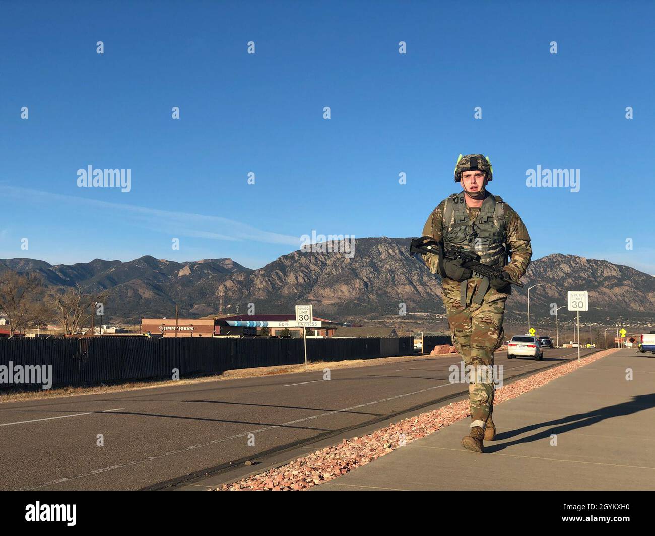 SPC.Matthew Rabahy, soldat du 14e détachement des affaires publiques de la 4e Division d'infanterie, sprint les 100 derniers mètres de son ruck de 12 miles, fort Carson, Colorado le 24 janvier 2020.Rabahy a terminé avec un temps de 2 heures 56 minutes.(É.-U.Photo de l'armée par le SPC Robert Vicens) Banque D'Images