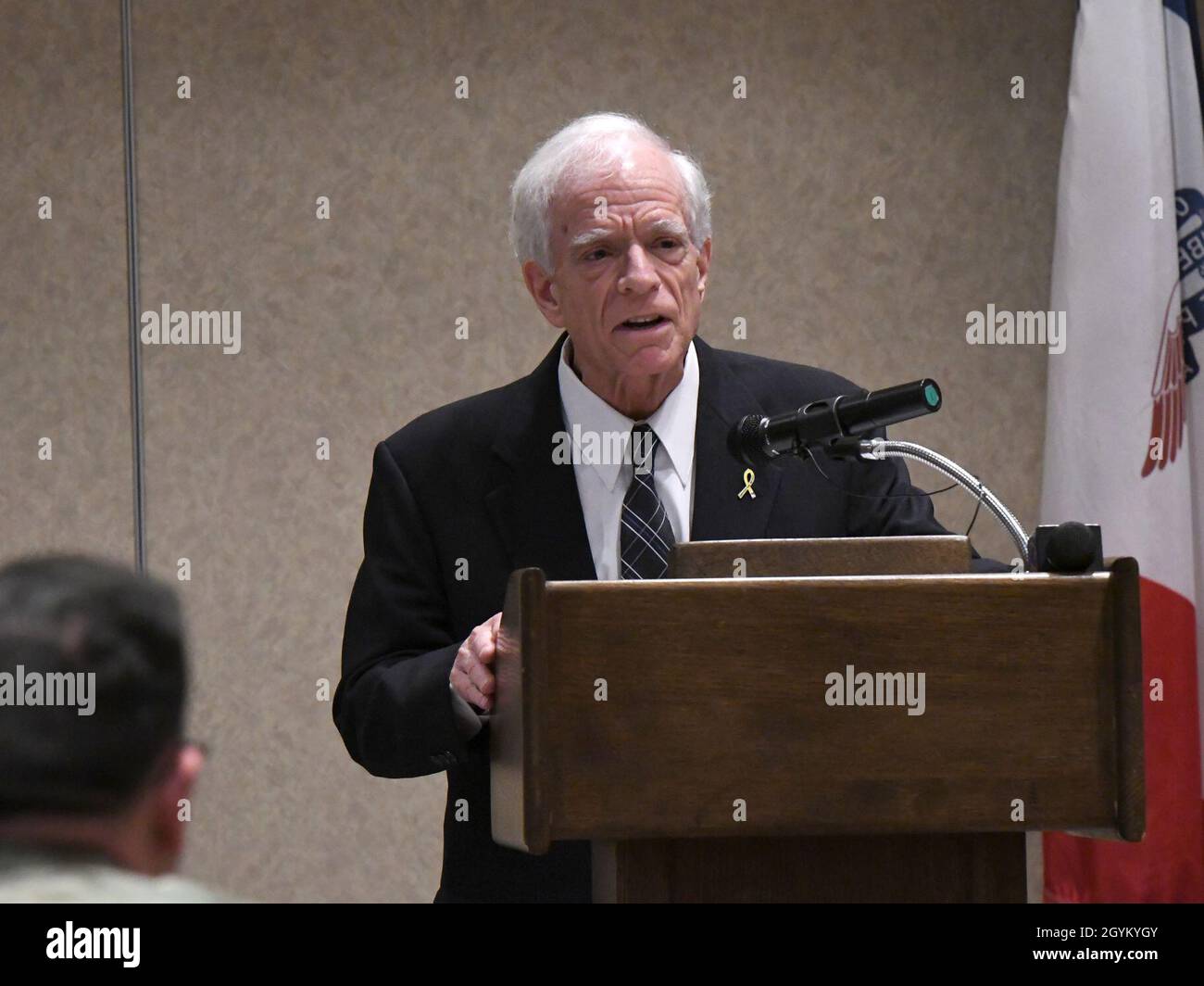 Anthony Keating réfléchit sur près de 25 ans comme aide civile au secrétaire de l'armée pour le nord de New York lors de la cérémonie de transition CASA le 24 janvier à fort Drum.(Photo de Mike Strasser, Affaires publiques de la garnison de fort Drum) Banque D'Images