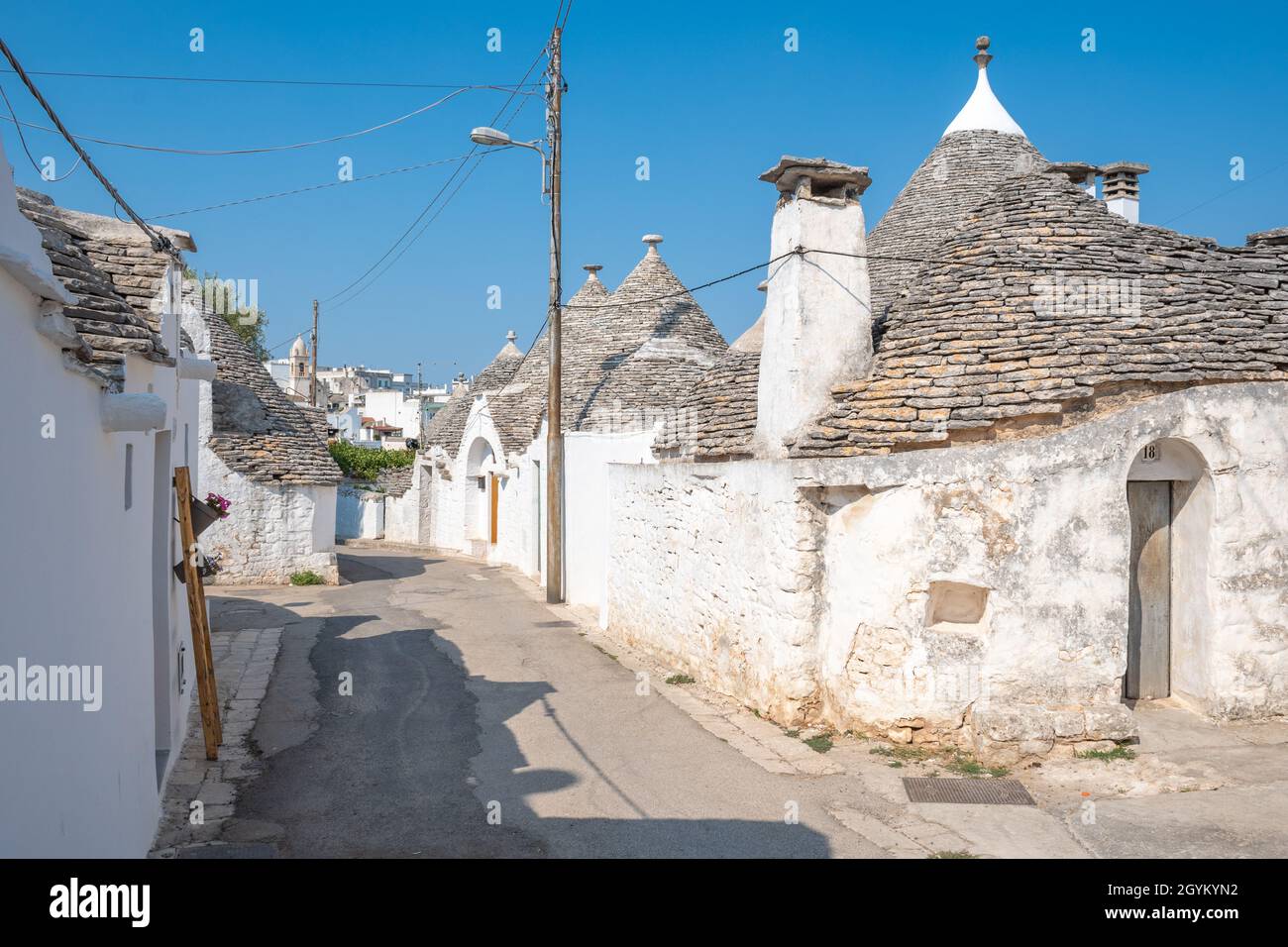 Groupe de belles Trulli, traditionnel Apulian mur hutte huttes anciennes maisons avec un toit conique à Alberobello, Puglia, Italie Banque D'Images