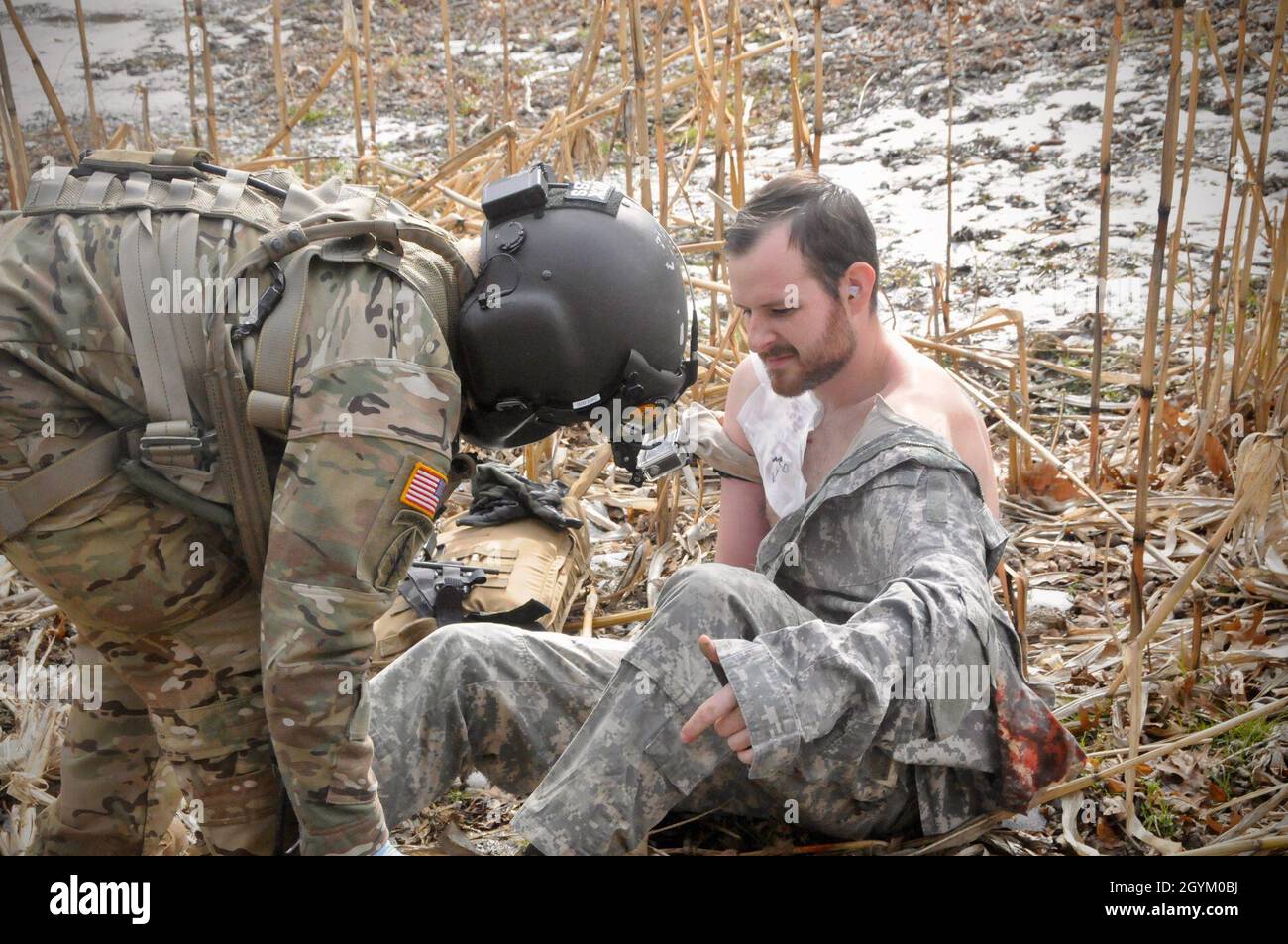 Sergent d'état-major de l'armée américaineJonathan Vass, à gauche, un vol de soins intensifs medic avec Charlie Company, 2-104e Bataillon de l'aviation de soutien général, 28e brigade de l'aviation de combat expéditionnaire, fournit un traitement médical à une victime simulée lors d'un événement de formation d'évacuation médicale à Lancaster, Pennsylvanie, le 24 janvier 2020.Des maquillages avec Field of Screams Lancaster ont fourni un site de catastrophe simulé à distance et des blessures simulées réalistes sur 28e soldats de l'ECAB qui se sont posés comme soldats blessés dans un scénario de catastrophe.Les médecins de vol de C Co. Ont fourni des soins médicaux sur les victimes simulées et les trans Banque D'Images