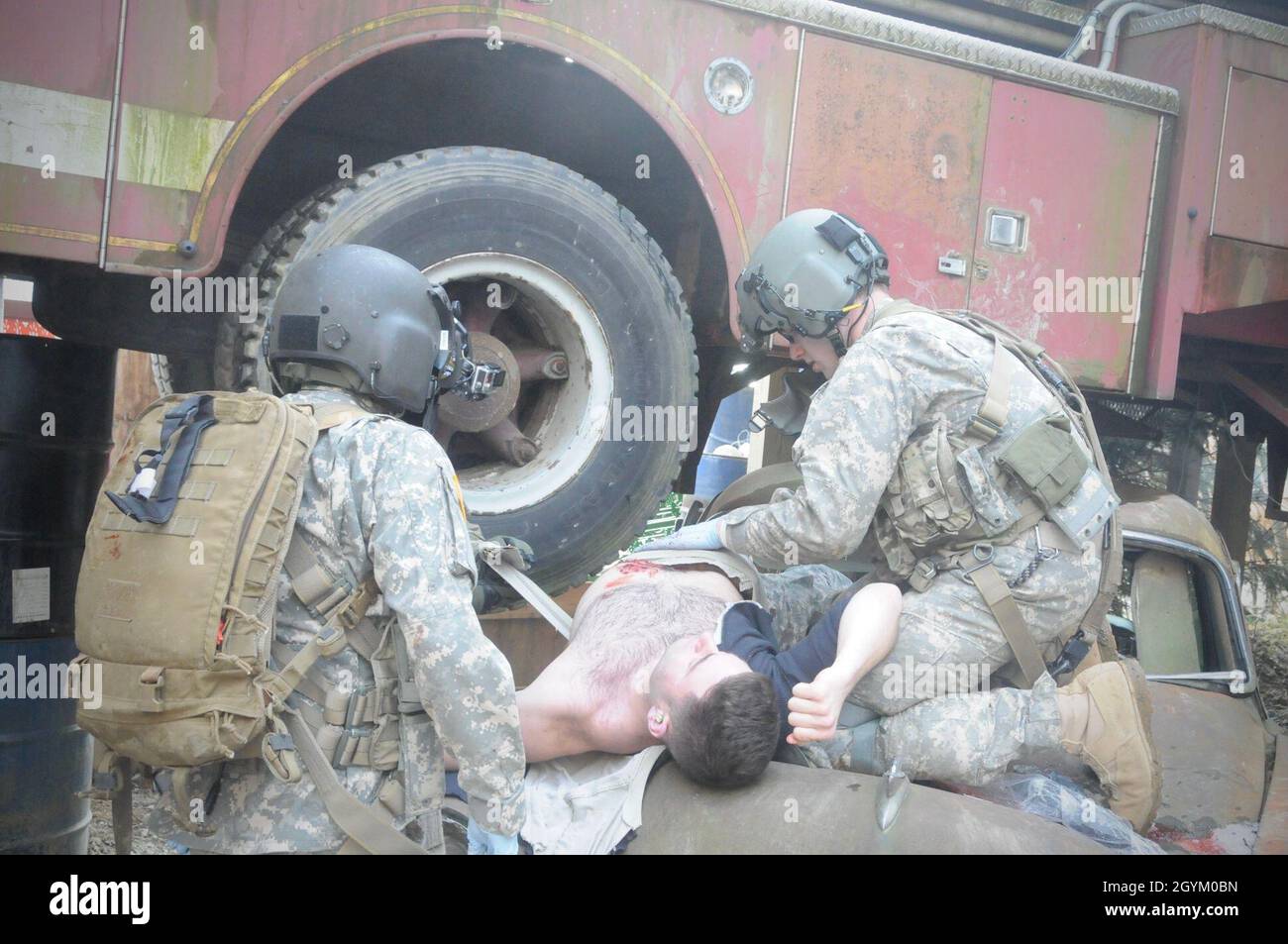 Les médecins de vol de l'armée américaine avec Charlie Company, 2-104e Bataillon de l'aviation de soutien général, 28e Brigade de l'aviation de combat expéditionnaire, fournissent un traitement médical à une victime simulée lors d'un événement de formation d'évacuation médicale à Lancaster, Pennsylvanie, le 24 janvier 2020.Des maquillages avec Field of Screams Lancaster ont fourni un site de catastrophe simulé à distance et des blessures simulées réalistes sur 28e soldats de l'ECAB qui se sont posés comme soldats blessés dans un scénario de catastrophe.Les médecins de vol de C Co. Ont fourni des soins médicaux sur les victimes simulées et les ont transportés du site de la catastrophe simulée à Banque D'Images