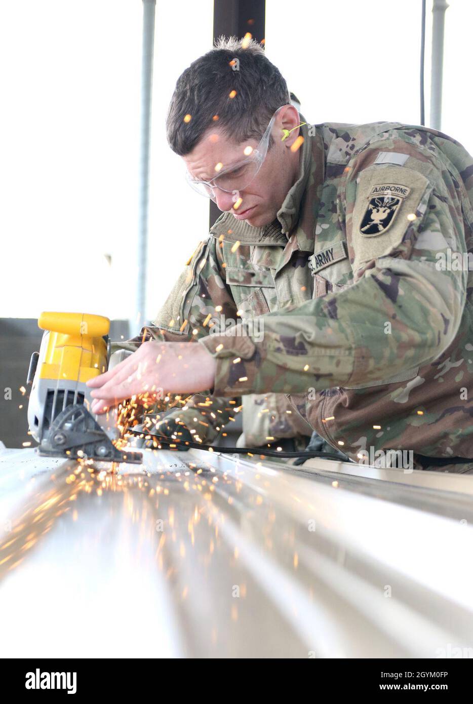 Un soldat affecté au John F. Kennedy Special Warfare Center and School de l'armée américaine, qui est dans le cours de sergent de l'ingénieur des forces spéciales coupe des matériaux de toiture métalliques pendant l'entraînement de construction au complexe de Yarborough à fort Bragg, en Caroline du Nord le 24 janvier 2020.Les soldats ont reçu une formation sur les techniques et procédures de construction militaire de base; les démolitions de base et intermédiaires; l'ordinance non explosée/l'enlèvement improvisé de dispositifs explosifs; l'analyse et l'interdiction des cibles; et la planification des missions.(É.-U.Illustration de la photo de l'armée par K. Kassens) Banque D'Images