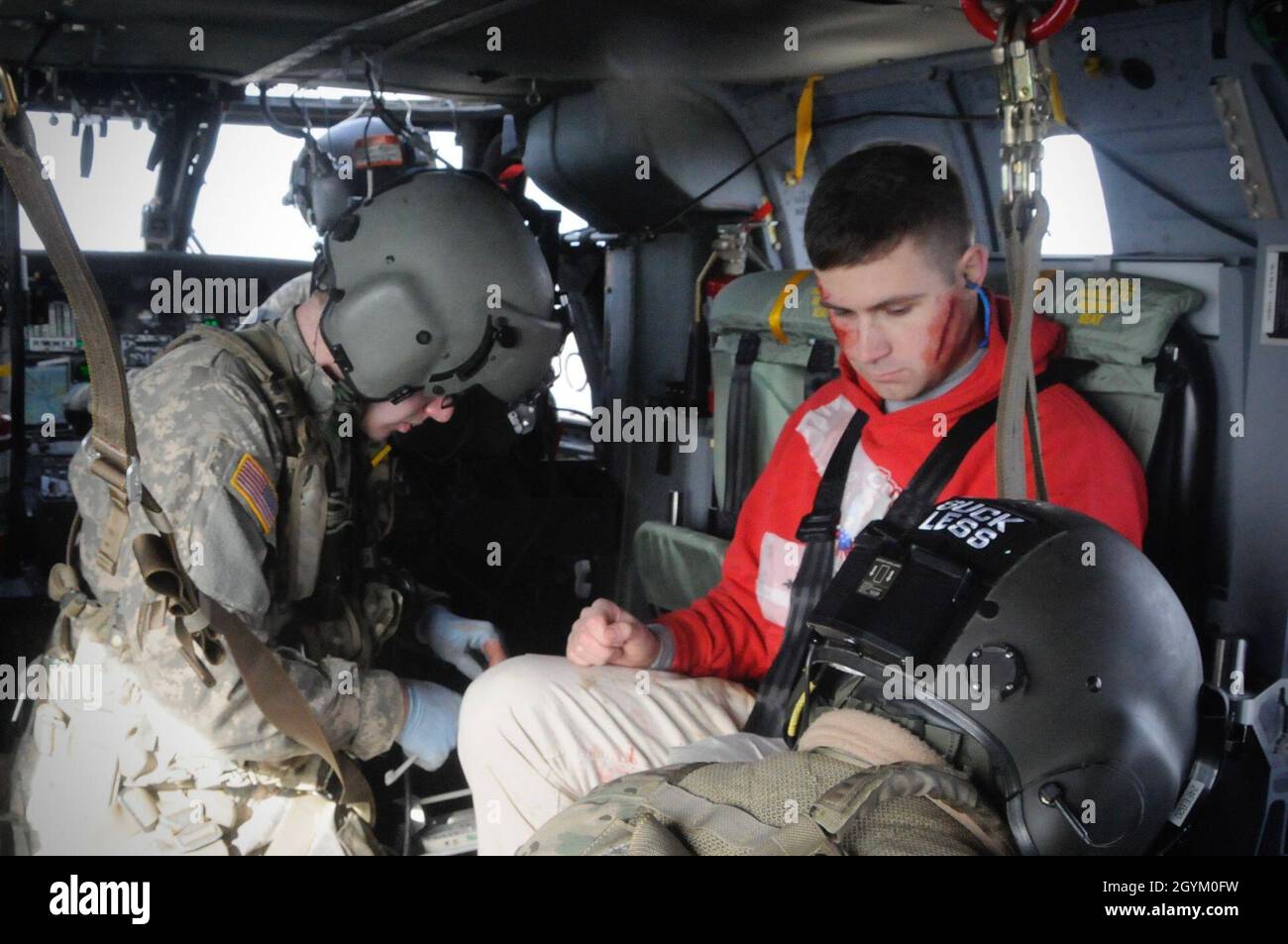 Sergent de l'armée américaineEric Smith, à gauche, medic de vol avec Charlie Company, 2-104e Bataillon de l'aviation de soutien général, 28e Brigade de l'aviation de combat expéditionnaire, fournit un traitement médical à une victime simulée à bord d'un HÉLICOPTÈRE UH-60 Black Hawk lors d'un événement de formation d'évacuation médicale le 24 janvier 2020.Des maquillages avec Field of Screams Lancaster ont fourni un site de catastrophe simulé à distance et des blessures simulées réalistes sur 28e soldats de l'ECAB qui se sont posés comme soldats blessés dans un scénario de catastrophe.Les médecins de vol de C Co. Ont fourni des soins médicaux sur les victimes simulées et les ont transportés de Banque D'Images