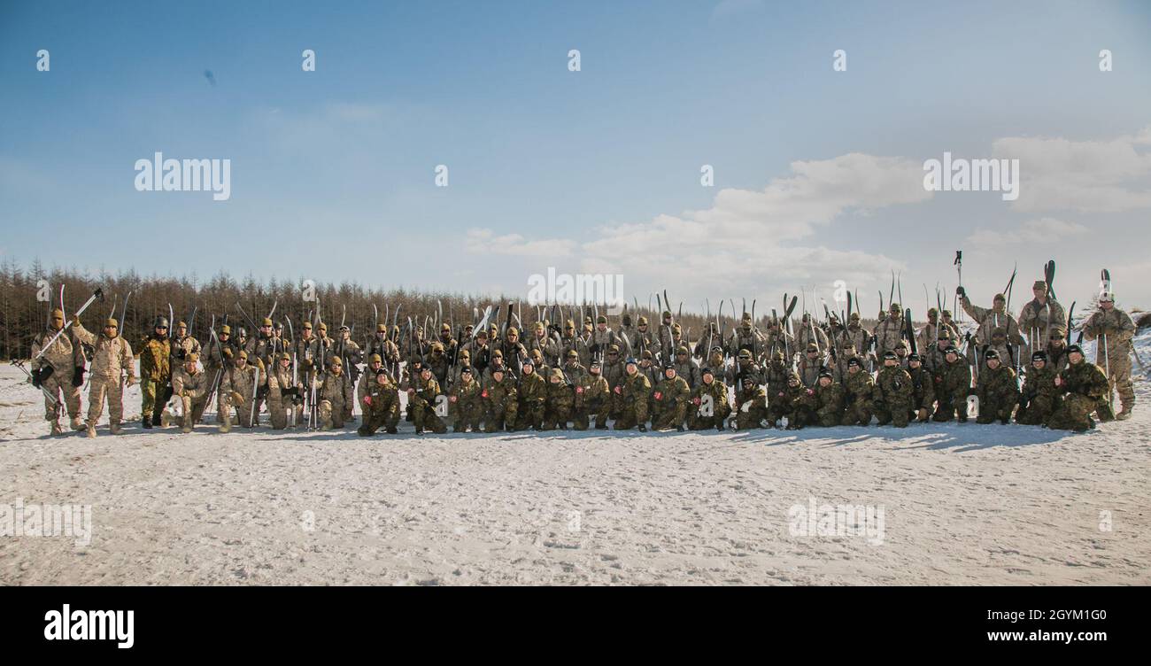 Marines des États-Unis du 3e Bataillon, 12e Régiment maritime, 3e Division marine, prenez une photo de groupe avec des soldats de la 5e Brigade, Force d'autodéfense terrestre du Japon, après l'entraînement au ski pendant l'exercice Viper du Nord sur la zone d'entraînement de Yausubetsu, Hokkaido, Japon, 23 janvier 2020.Northern Viper est un exercice d'entraînement régulièrement programmé qui est conçu pour améliorer les capacités de défense collective de l'Alliance américaine et japonaise en exposant les membres des deux forces à une formation intense dans un environnement austère, leur permettant de perfectionner leurs compétences en tout temps et en tout lieu.(É.-U.Photo du corps marin par Cpl. Banque D'Images