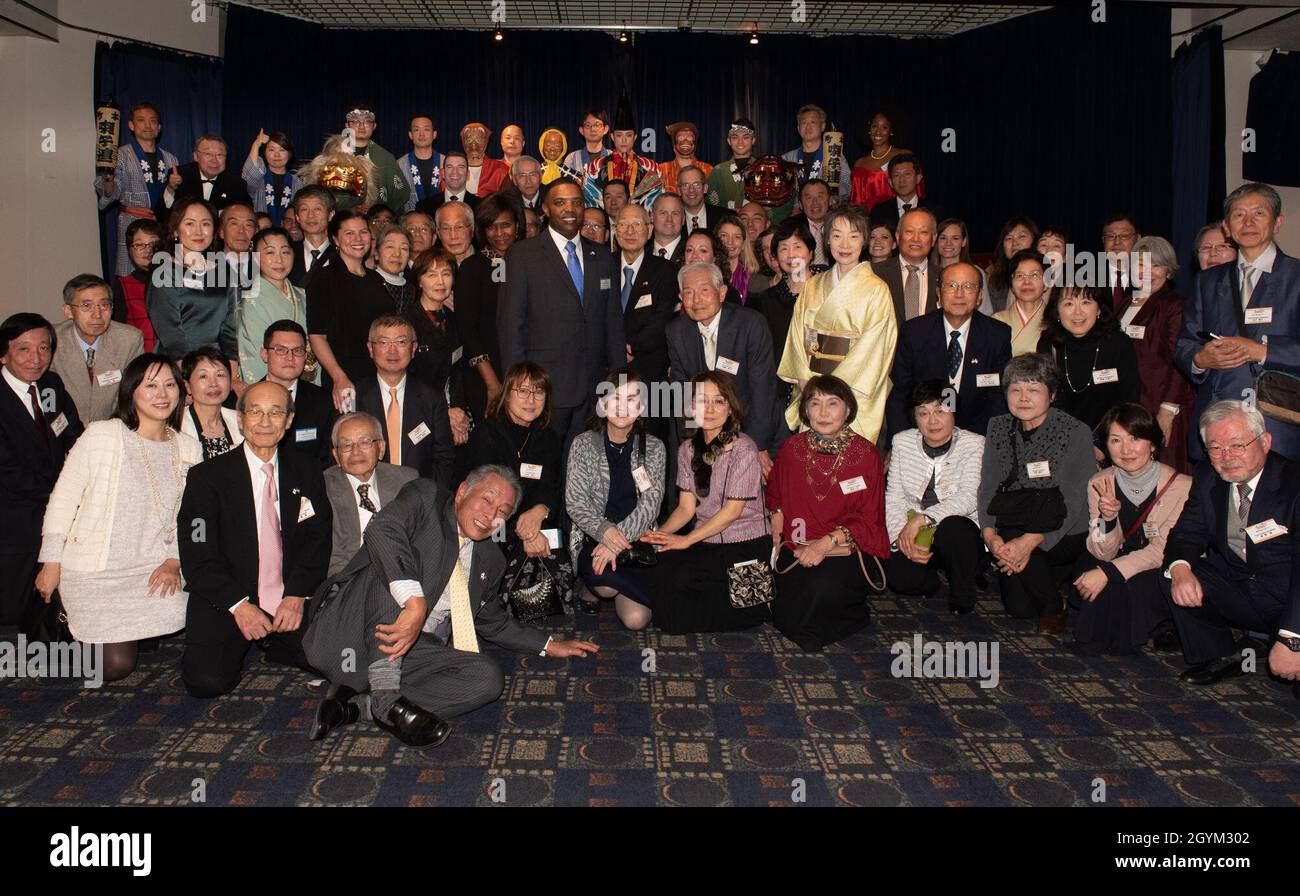 Le colonel Otis C.Jones, commandant de la 374e Escadre du transport aérien, son épouse Nataki, le colonel Jason Mills, 374e Escadre du transport aérien,Et sa femme Kim pose pour une photo avec les membres du club d'amitié OME-Yokota et son homologue de la 374e Escadre Staff Agency pendant le Parti conjoint du nouvel an États-Unis-Japon, le 25 janvier 2020, à la base aérienne de Yokota, au Japon.Fondé il y a plus de 10 ans, l'OME Friendship Club invite l'Agence du personnel de la 374e Escadre à plusieurs événements tout au long de l'année, tels que le Grand Festival de l'OME, le feu d'artifice de l'OME, le feu d'artifice et le festival Setsubun.(Festival de projection de haricots) (États-UnisAir Banque D'Images
