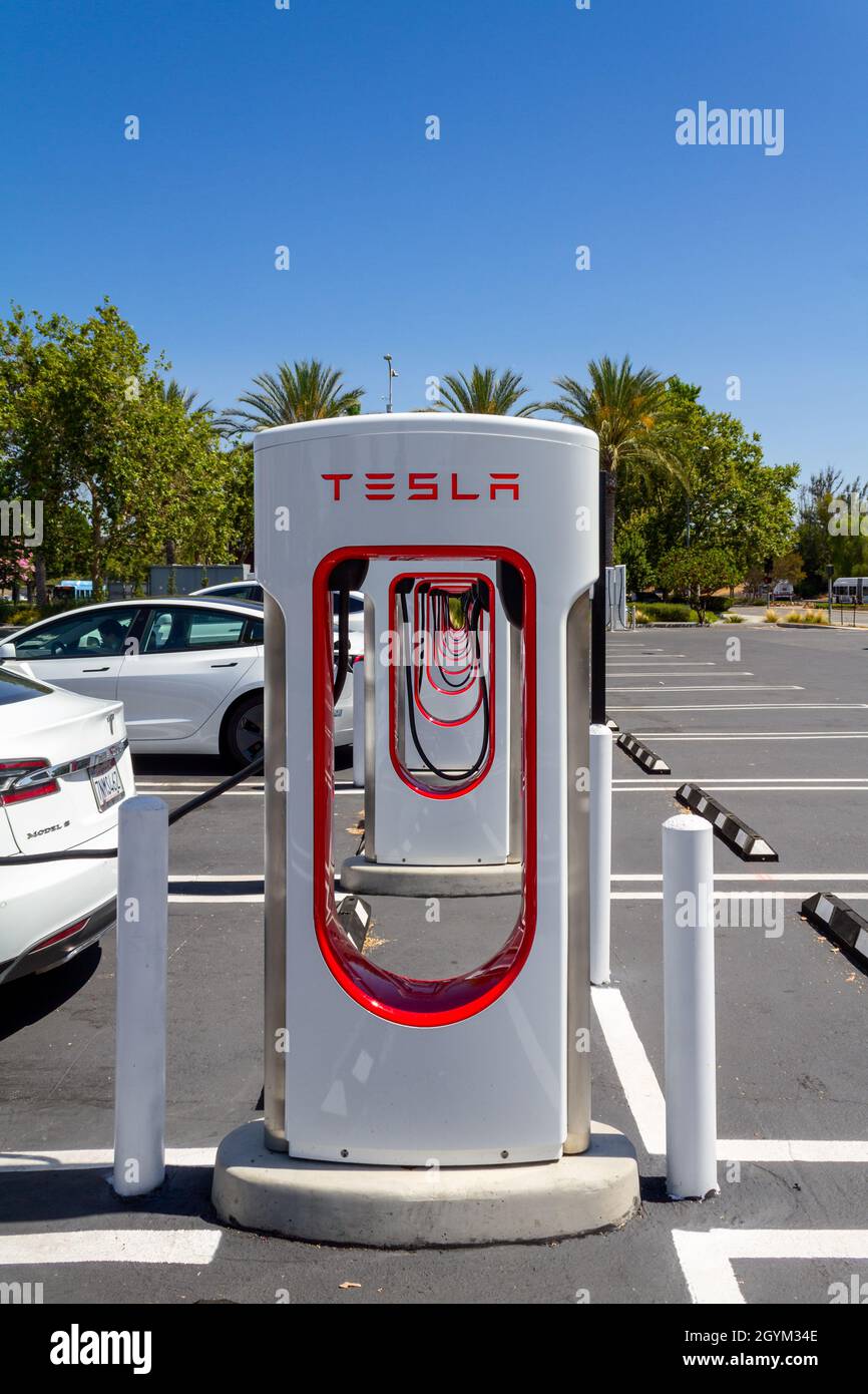 Brea, CA, États-Unis – 1er août 2021 : un Supercharger Tesla au centre commercial Brea Mall, dans la ville de Brea, en Californie, dans le comté d'Orange. Banque D'Images