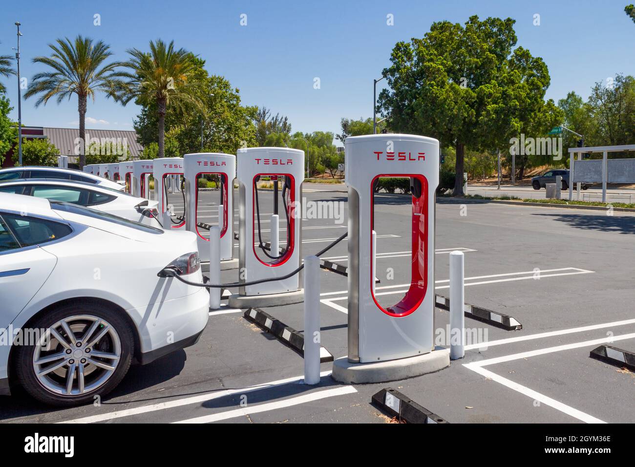 Brea, CA, États-Unis – le 1er août 2021 : un Tesla blanc charge à la station de recharge Tesla au centre commercial Brea de Brea, en Californie. Banque D'Images