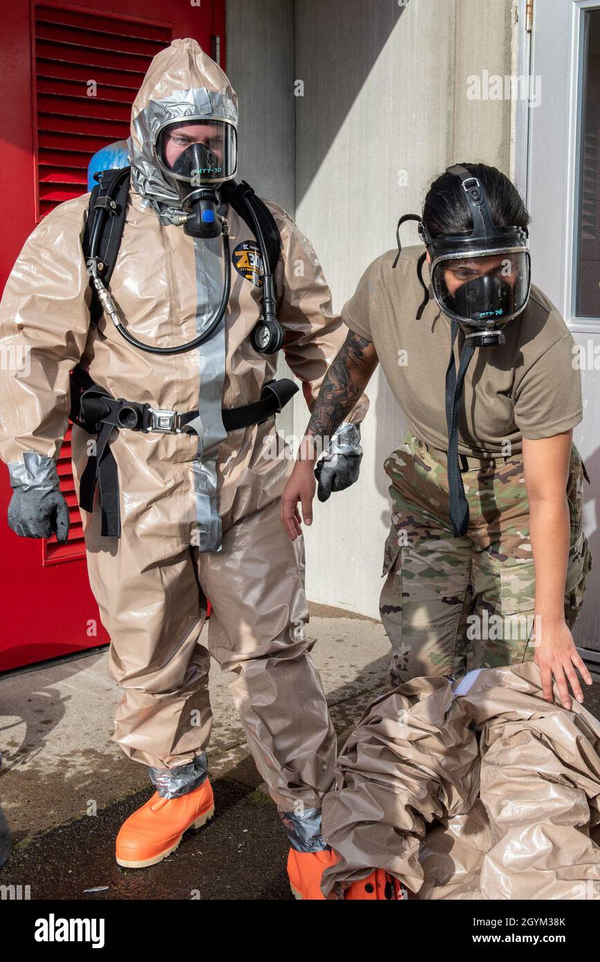 SPC.Melissa Benitez avec le 102e CERFP, Garde nationale de l'Oregon, apprend à retirer correctement une combinaison de matières dangereuses avec l'aide de ses collègues soldats au Camp Rilea près de Warrenton, Oregon, le 26 janvier 2020.le 102e CERFP (Chemical, Biological, Radiological, Nuclear Enhanced Response Force Package)nous avons passé la fin de semaine à recevoir une formation et une certification en matière d'intervention en cas d'incident dangereux.(Photo de la Garde nationale par le sergent d'état-major de l'armée américaine.E. James Omelina, 115e Détachement mobile des affaires publiques) Banque D'Images