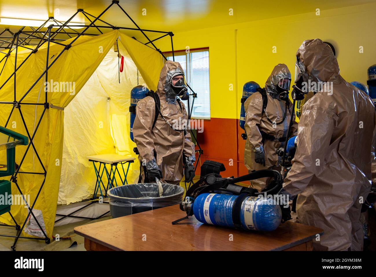 Les soldats du 102e CERFP, Garde nationale de l'Oregon, se préparent à simuler le processus de décontamination à l'aide d'appareils respiratoires autonomes (SCBA), Camp Rilea, Oregon, 26 janvier 2020.Le 102e CERFP (Pack de forces d'intervention améliorées chimiques, biologiques, radiologiques et nucléaires) a passé la fin de semaine à recevoir une formation et une certification en matière d'intervention en cas d'incidents dangereux.(Photo de la Garde nationale par le sergent d'état-major de l'armée américaine.E. James Omelina, 115e Détachement mobile des affaires publiques) Banque D'Images