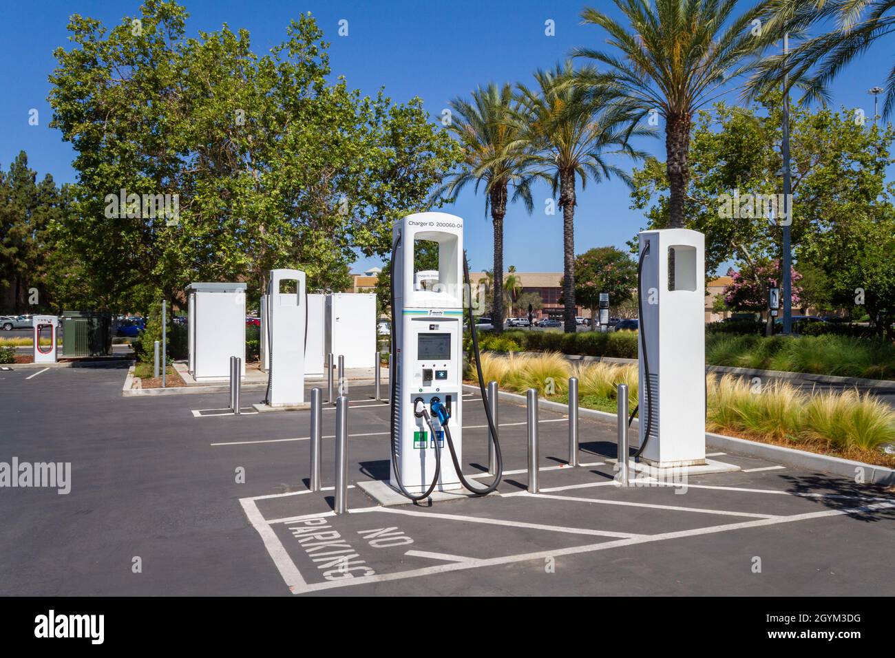 Brea, CA, États-Unis – 1er août 2021 : station de recharge électrify America au centre commercial Brea Mall, dans la ville de Brea, en Californie, dans le comté d'Orange. Banque D'Images