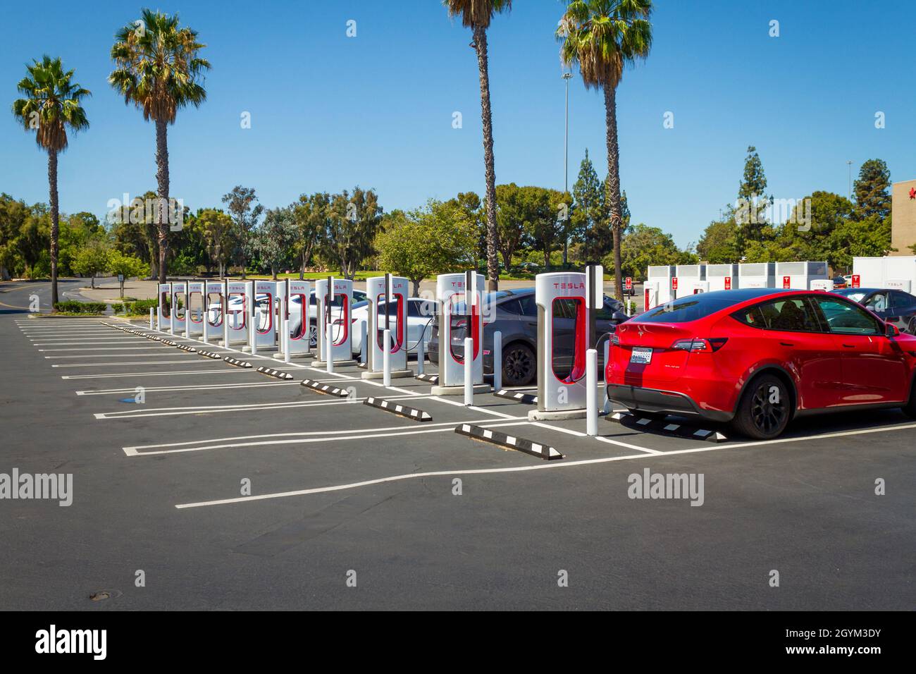 Brea, CA, États-Unis – 1 août 2021 : une rangée de la station de Supercharger de Tesla au centre commercial de Brea dans la ville de Brea, en Californie, dans le comté d'Orange. Banque D'Images