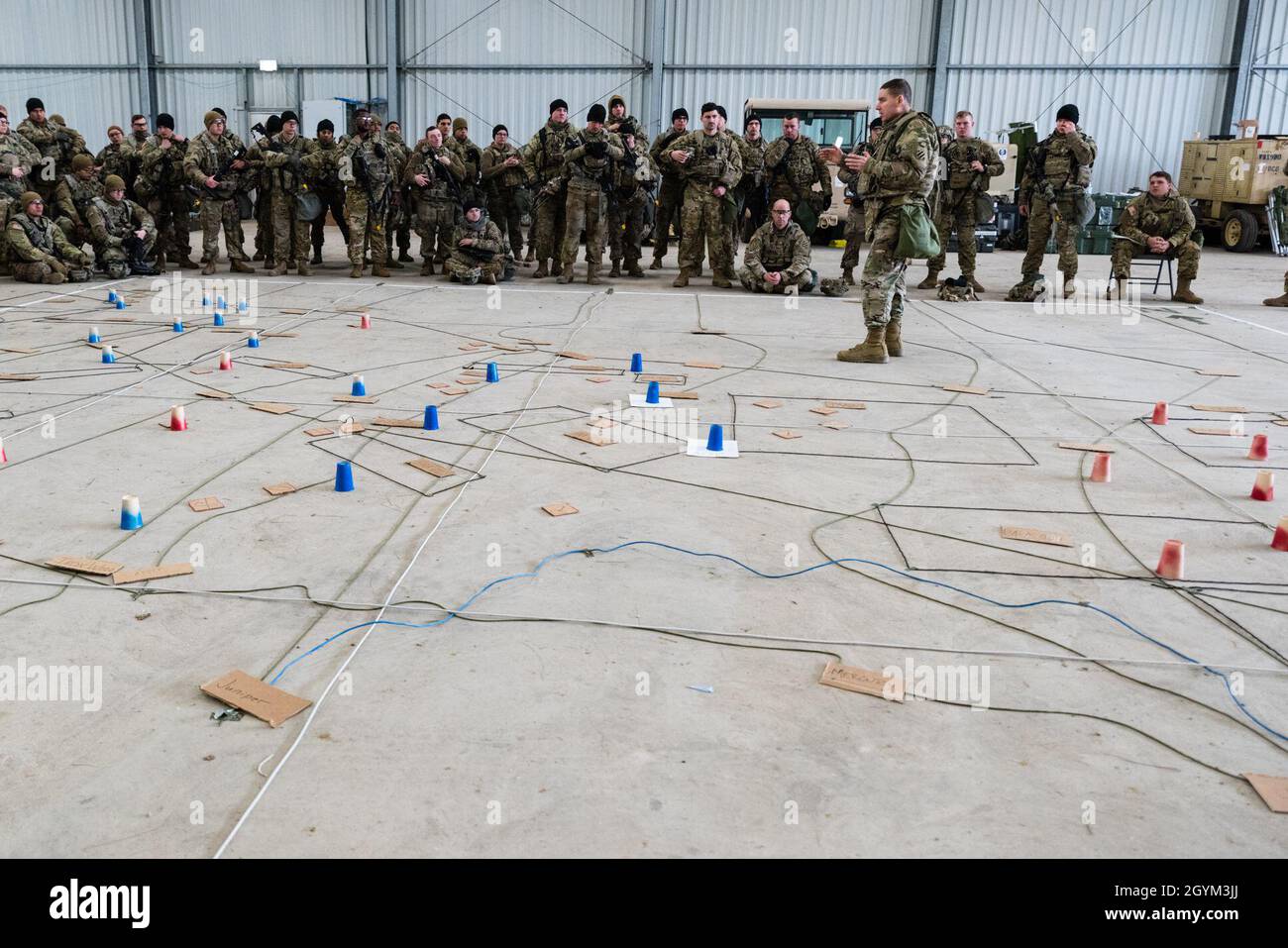 Le lieutenant-colonel Kenneth Ferguson de l'armée américaine, commandant du 2e Bataillon de la 3e Brigade de l'aviation de combat, a combiné la résolution XIII sur le modèle de terrain à ses soldats, le 26 janvier 2020, à l'aire d'entraînement Hohenfels.Combined Resolve XIII est un exercice multinational d'opération terrestre unifiée dirigé par le département de l'Armée de terre avec la Brigade de la Force alignée régionale des États-Unis pour soutenir les objectifs du Commandement européen (EUCOM).(É.-U.Photo de l'armée par le Sgt.1ère classe Garrick W. Morgenweck) Banque D'Images