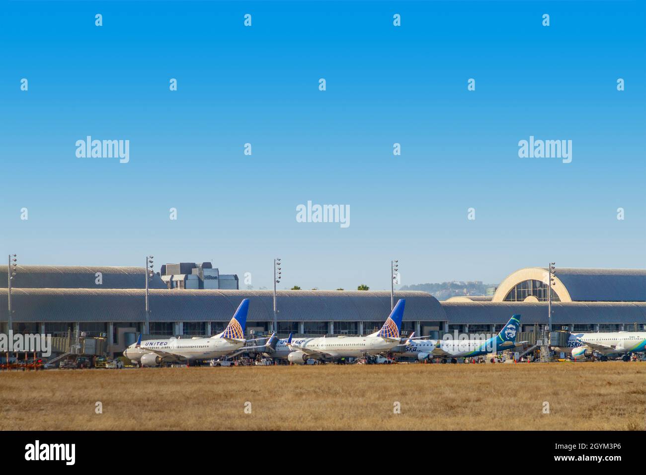 Santa Ana, CA, États-Unis – 12 août 2021 : avions United et Alaska Airlines garés à un terminal à l'aéroport John Wayne du comté d'Orange, en Californie Banque D'Images