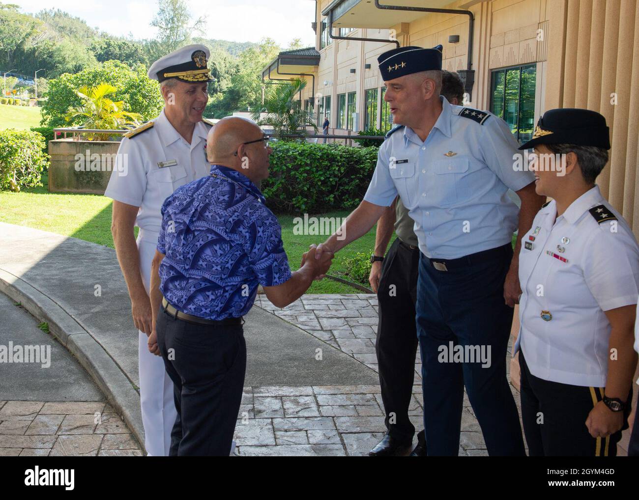 200127-N-PW716-0169 (janv27, 2020) CAMP SMITH, Hawaii – Commandant, commandant du Commandement Indo-Pacifique des États-Unis (USINDOPACOM) ADM.Phil Davidson présente le ministre néo-zélandais de la Défense, l’honorable Ron Mark, au commandant adjoint, le lieutenant-général de l’USINDOPACOM, Michael Minihan, au quartier général de l’USINDOPACOM.(É.-U.Photo de la marine par le Spécialiste des communications de masse 2e classe Clint Davis) Banque D'Images