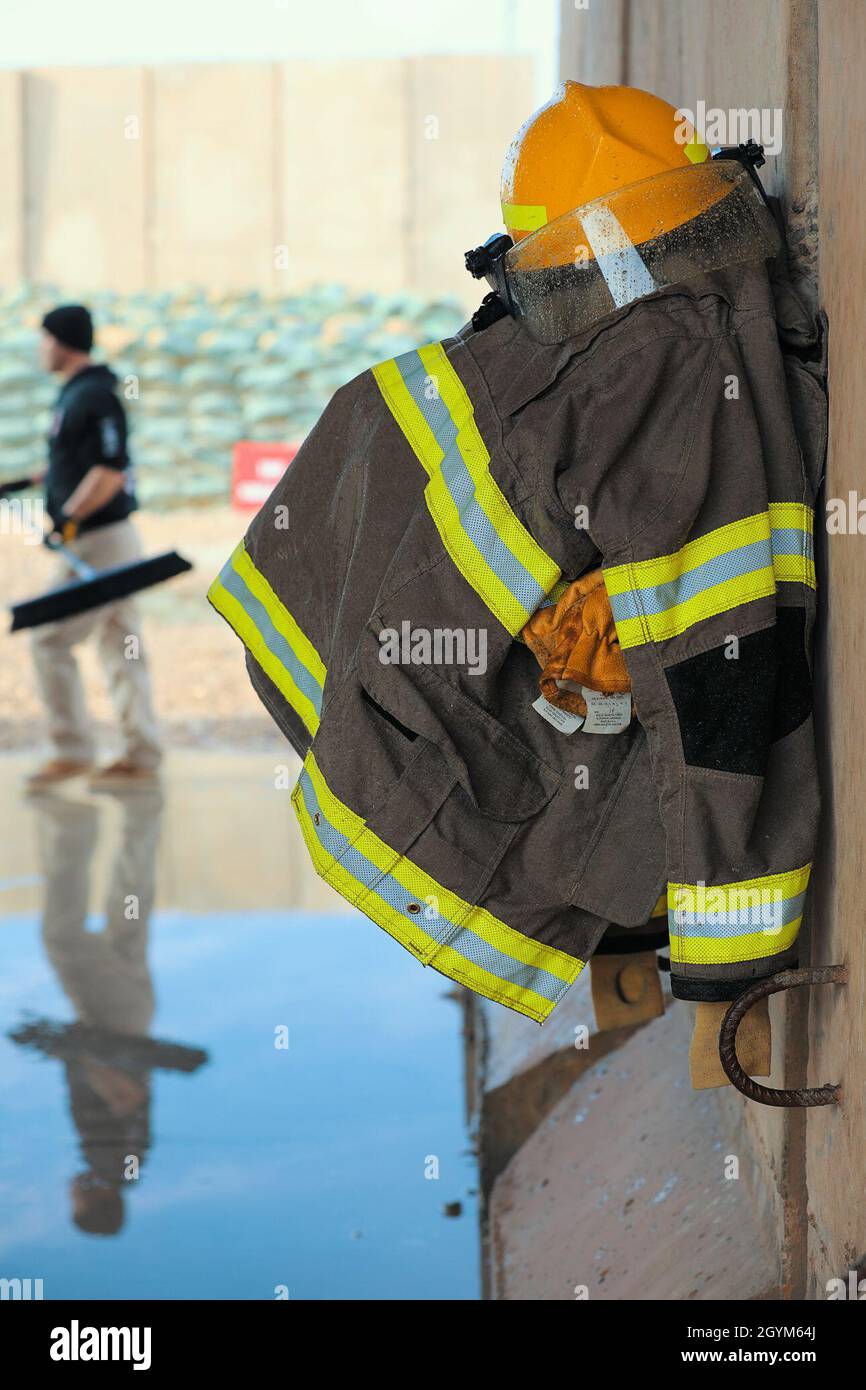 Des entrepreneurs civils nettoient les débris d'un hangar de camions d'incendie à la base aérienne d'Al Asad, en Irak, le 28 janvier 2020.(É.-U.Photo de l'armée par la SPC.Derek Mustard) Banque D'Images