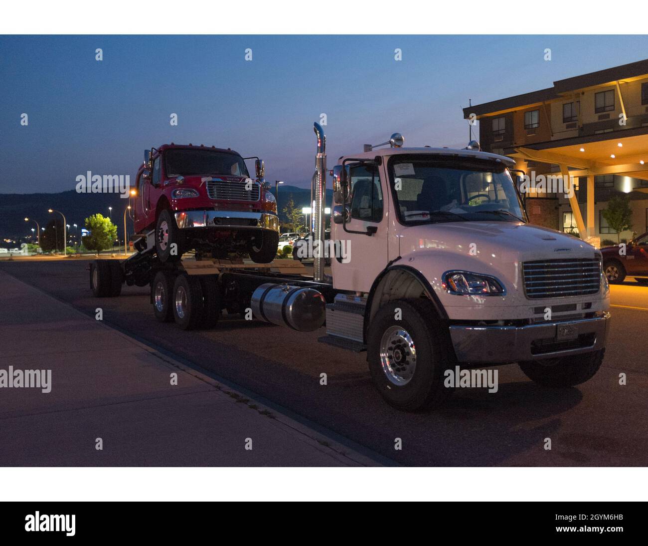 Deux camions Freightliner M2 106 se reposent pendant la nuit pendant le trajet jusqu'à leur destination. Banque D'Images