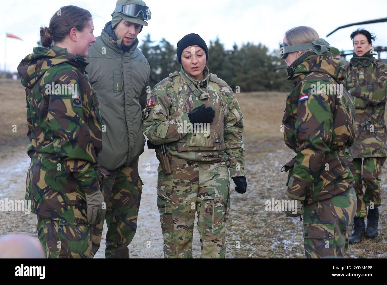 Des soldats affectés à l'unité néerlandaise Koninklijke Landmacht ont travaillé avec des soldats affectés à la 3e Brigade aérienne de Calvary, 3e Division d'infanterie, lors d'une formation d'évacuation médicale, à la zone d'entraînement de Hohenfels, en Allemagne, le 28 janvier 2020.Cette formation sur l'interopérabilité fait partie de la solution combinée XIIICombined Resolve XIII est un exercice multinational d'opération terrestre unifiée dirigé par le département de l'Armée de terre avec la Brigade de la Force alignée régionale des États-Unis pour soutenir les objectifs du Commandement européen (EUCOM).Le but de l'exercice est de préparer la 2e équipe de combat de la Brigade blindée, 1er Calva Banque D'Images