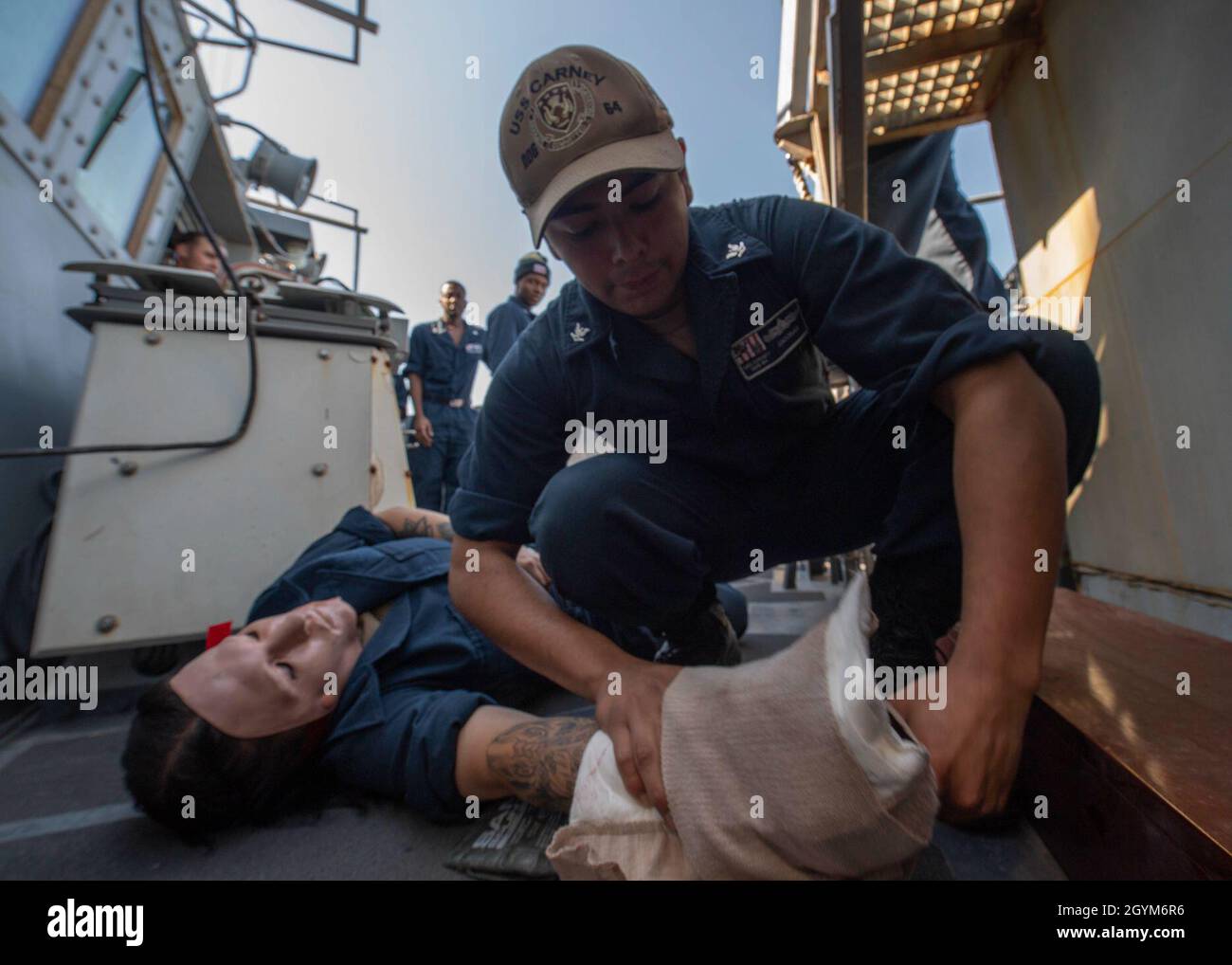 GOLFE PERSIQUE (janv28, 2020) - le compagnon de Boatswain de 3e classe Jose Escobar, applique des premiers soins d'urgence à la recrue de la Seaman Hannah Smith, une victime simulée du personnel, lors d'une évolution de l'équipe de formation médicale, le 28 janvier 2020.Carney est déployé dans la zone d'opérations de la 5e flotte des États-Unis à l'appui des opérations navales afin d'assurer la stabilité et la sécurité maritimes dans la région centrale, reliant la Méditerranée et le Pacifique par l'océan Indien occidental et trois points d'étranglement stratégiques.(É.-U.Photo marine par le spécialiste des communications de masse 1ère classe Fred Gray IV) Banque D'Images