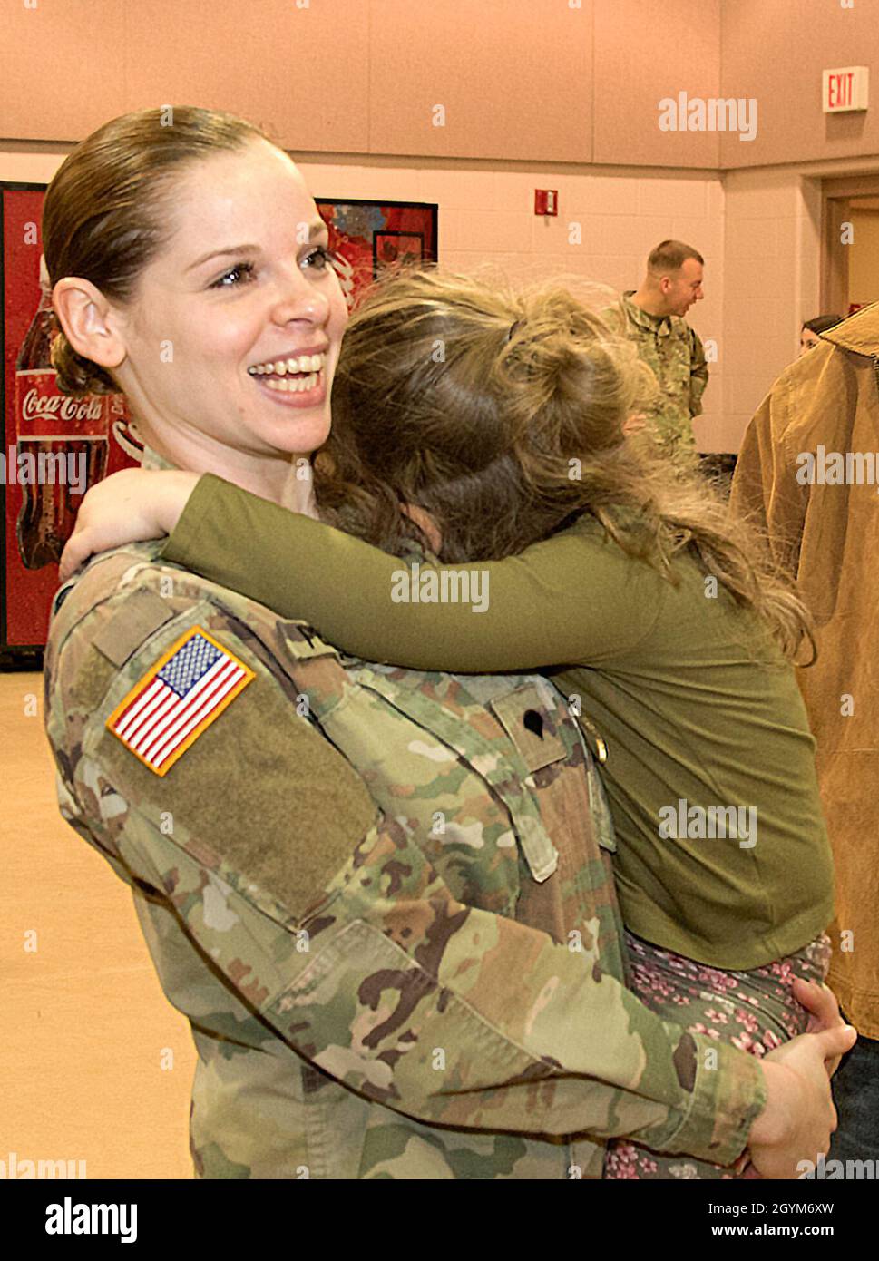 SPC.Cassandra Pewoski, une résidente de Wayland, sourit à son mari alors qu'elle tient sa fille Lilly.Pewoski, qui n’est dans l’Armée que depuis quelques années, est déployé pour la première fois avec le 126e élément de soutien aux affaires publiques du théâtre de la Garde nationale de l’Armée du Michigan, à fort Custer, au Michigan.Les soldats de l'unité profitent du dernier moment qu'ils ont avec leur famille lors de la cérémonie d'adieu, hier 28 janvier 2020.(Photo de la Garde nationale du Michigan par le sergent d'état-major.Tegan Kucera/publié) Banque D'Images