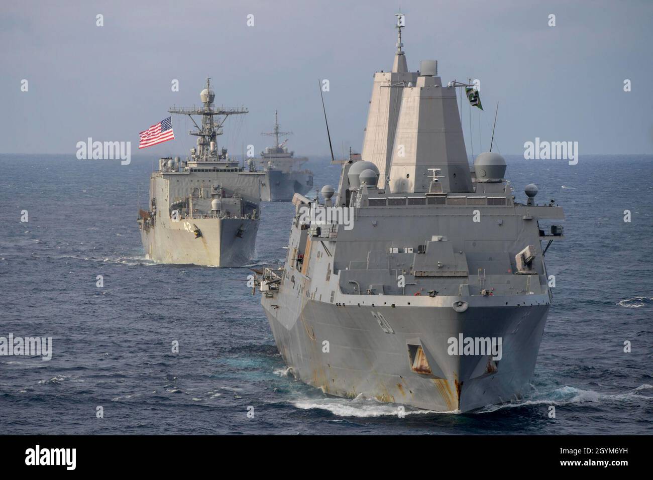 200129-N-BT681-1059 MER DES PHILIPPINES (JANV29, 2020) le navire d'assaut amphibie USS America (LHA 6) effectue un exercice avec le navire de commandement amphibie USS Blue Ridge (LCC 19) le navire amiral de la 7e flotte américaine, USS Green Bay (LPD 20) et le navire d'atterrissage amphibie USS Germantown (LSD 42).L'Amérique, vaisseau amiral de l'America Expeditionary Strike Group, 31e équipe de Marine Expeditionary Unit, opère dans la zone d'opérations de la 7e flotte des États-Unis pour améliorer l'interopérabilité avec les alliés et les partenaires et servir de force de réaction prête à défendre la paix et la stabilité dans la région Indo-Pacifique.(É.-U.Bleu marine photo par Banque D'Images