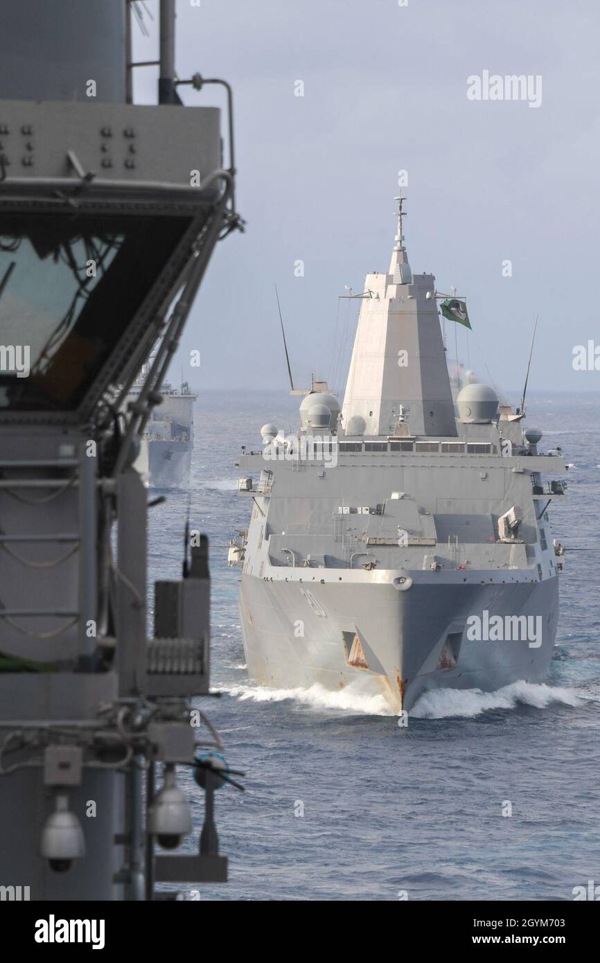 200129-N-BT681-1049 MER DES PHILIPPINES (JANV29, 2020) le navire d'assaut amphibie USS America (LHA 6) effectue un exercice avec le navire de commandement amphibie USS Blue Ridge (LCC 19) le navire amiral de la 7e flotte américaine, USS Green Bay (LPD 20) et le navire d'atterrissage amphibie USS Germantown (LSD 42).L'Amérique, vaisseau amiral de l'America Expeditionary Strike Group, 31e équipe de Marine Expeditionary Unit, opère dans la zone d'opérations de la 7e flotte des États-Unis pour améliorer l'interopérabilité avec les alliés et les partenaires et servir de force de réaction prête à défendre la paix et la stabilité dans la région Indo-Pacifique.(É.-U.Bleu marine photo par Banque D'Images