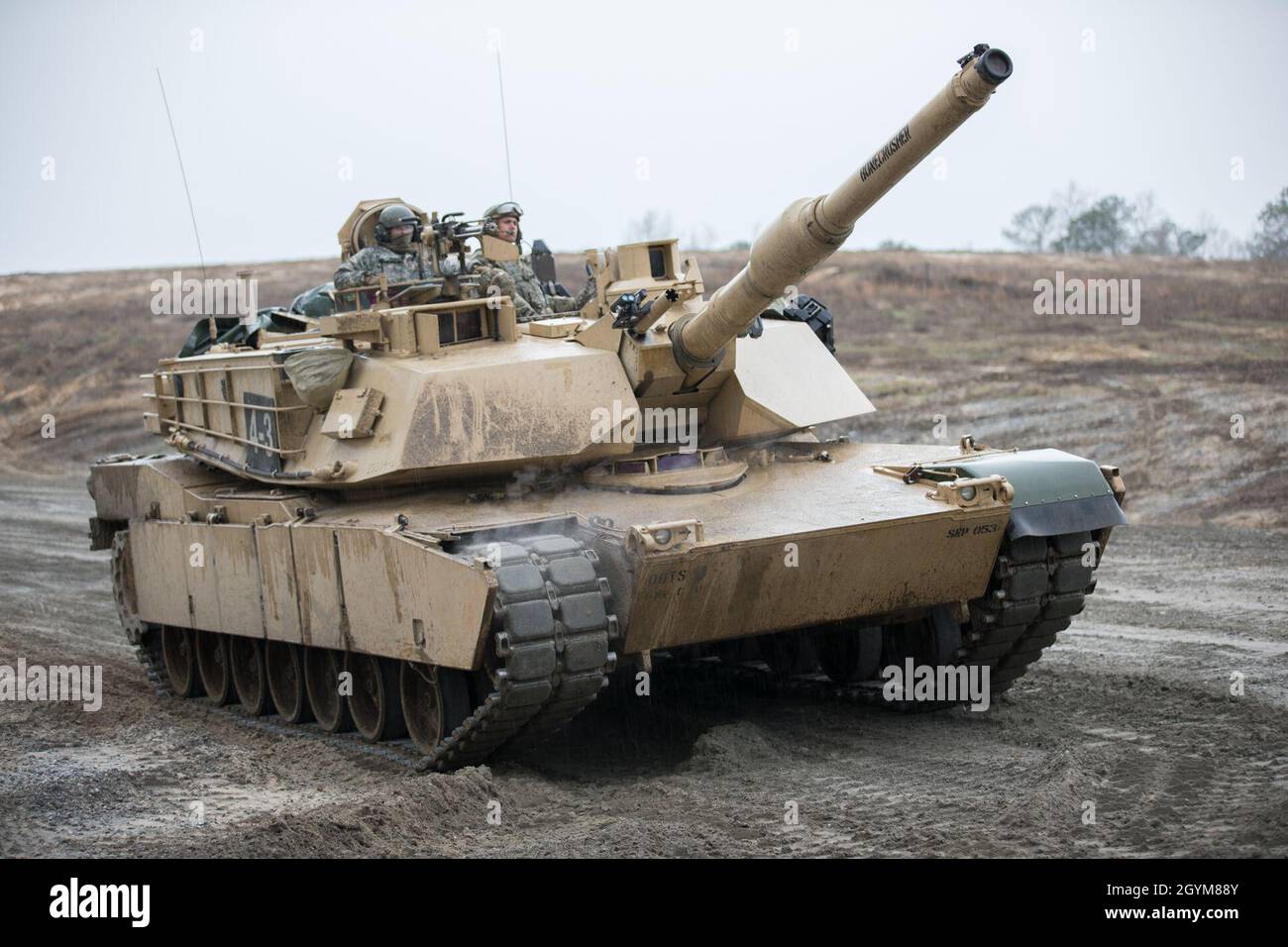 Un groupe de 2LTs de l'armée américaine, affecté à la classe 19-008 du cours de leadership des officiers de base de l'Armure, 2e Escadron, 16e Régiment Calvaire, retourne à la base après avoir terminé un exercice de manœuvre dans leur char d'Abrams M1A2 à la zone d'entraînement de manœuvre de Good Hope, fort Benning, Géorgie, 29 janvier 2020.Ces 2e Lieutenants sont formés pour devenir des officiers d'armure dans l'armée des États-Unis.(É.-U.Photo de la réserve de l'armée par le sergent d'état-major.Austin Berner) Banque D'Images