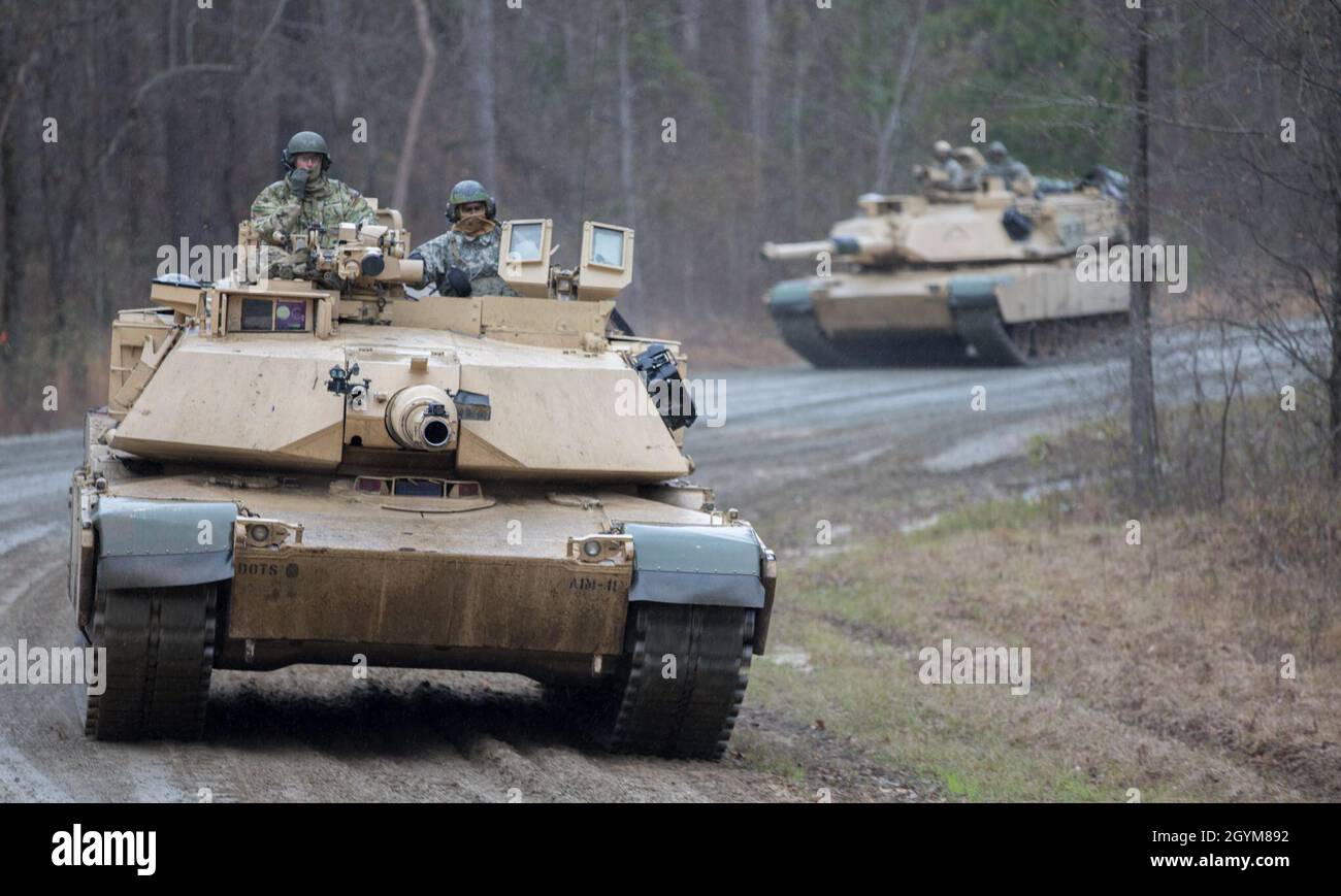Un groupe de 2LTs de l'armée américaine, affecté à la classe 19-008 du cours de leadership des officiers de base de l'Armée de terre, 2e Escadron, 16e Régiment Calvaire, retourne à la base après avoir terminé un exercice de manœuvre dans leurs chars M1A2 Abrams à la zone d'entraînement de manœuvre de Good Hope, fort Benning, Géorgie, le 29 janvier 2020.Ces 2e Lieutenants sont formés pour devenir des officiers d'armure dans l'armée des États-Unis.(É.-U.Photo de la réserve de l'armée par le sergent d'état-major.Austin Berner) Banque D'Images