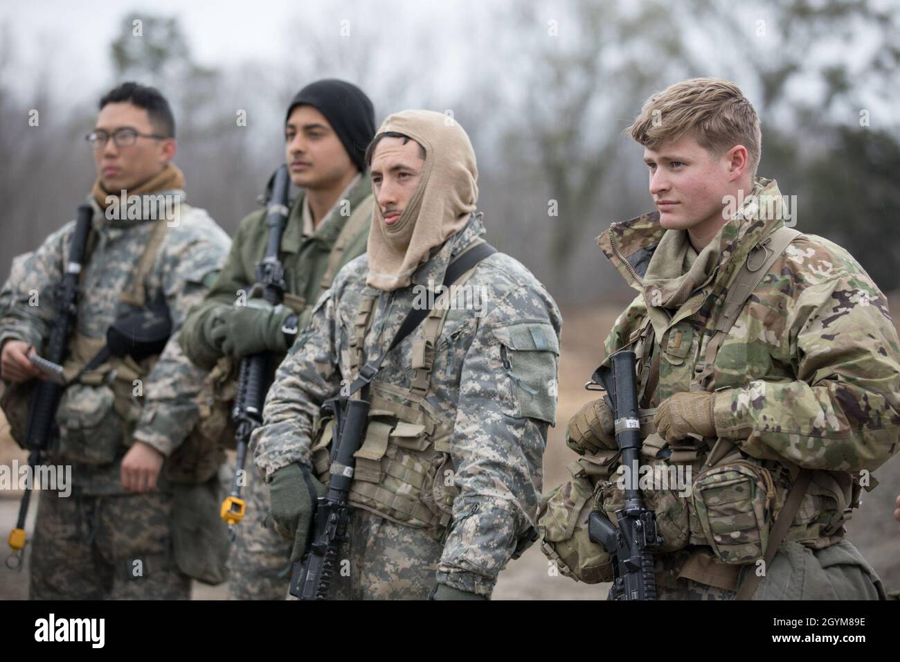 Un groupe de 2LTs de l'armée américaine, affecté à la classe 19-008 du cours de leadership des officiers de base de l'Armée de terre, 2e Escadron, 16e Régiment Calvaire, effectue un examen après action (AAR) après avoir terminé un exercice de manœuvre avec leurs instructeurs à la zone d'entraînement de bonne Hope, fort Benning, Géorgie, le 29 janvier 2020.Ces 2e Lieutenants sont formés pour devenir des officiers d'armure dans l'armée des États-Unis.(É.-U.Photo de la réserve de l'armée par le sergent d'état-major.Austin Berner) Banque D'Images
