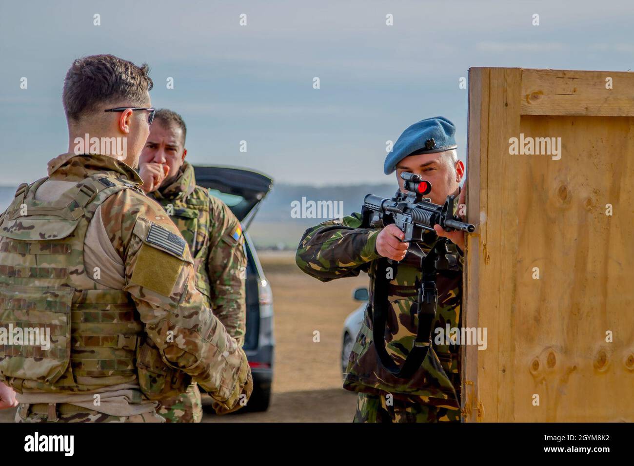 Le 29 janvier 2020, des membres des forces armées roumaines effectuent des exercices de tir avec des soldats du 382e détachement de la police militaire près de la base aérienne de Mihail Kogalniceanu, en Roumanie.Les militaires ont reçu une formation sur le fusil M-4 des soldats américains, qui est le principal fusil à armes légères pour la plupart des troupes américaines.(É.-U.Photo de l'armée par le Sgt.Dommnique Washington, 7e détachement mobile des affaires publiques) Banque D'Images