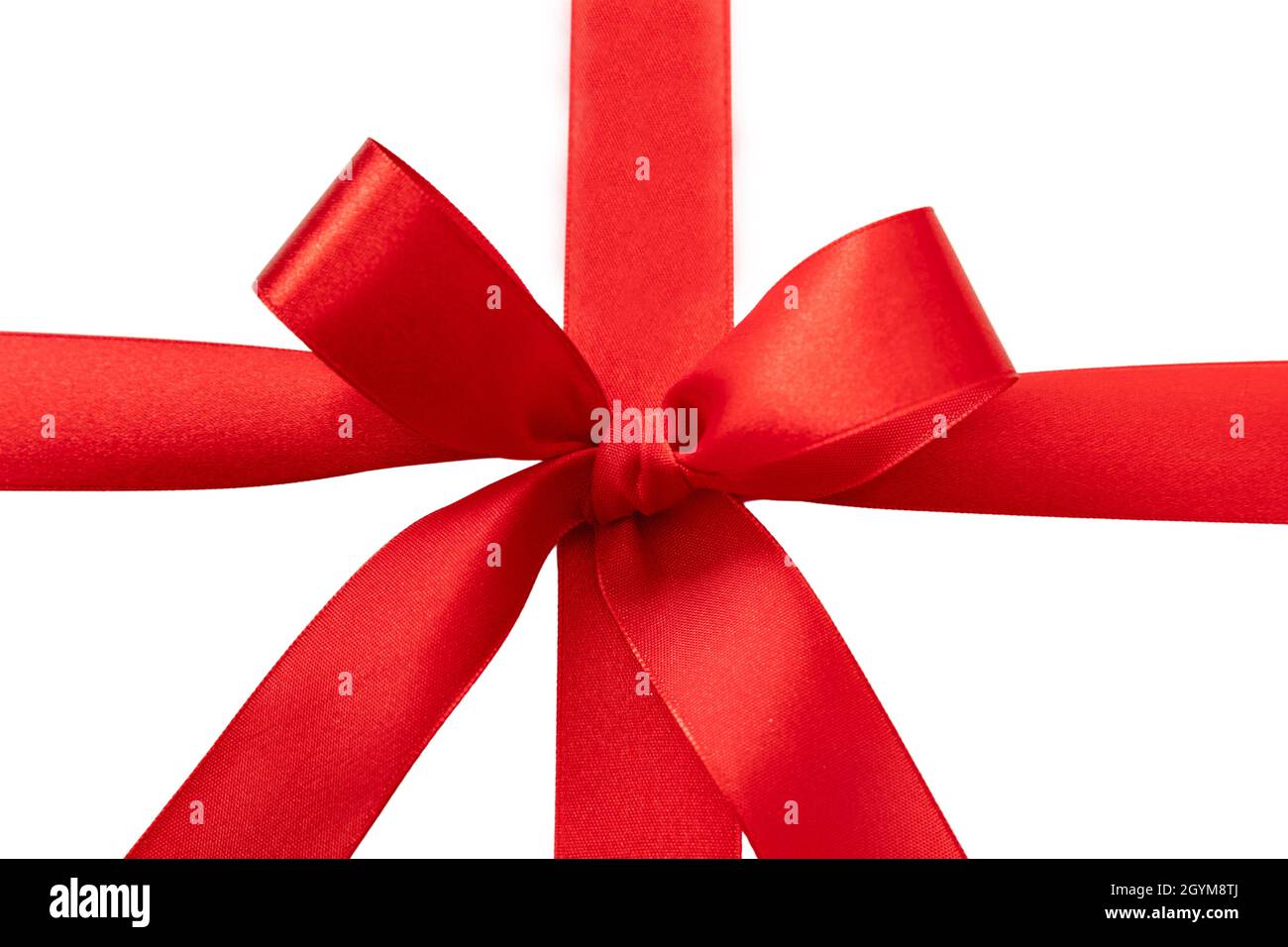 Ruban rouge cadeau avec noeud isolé sur fond blanc, Noël ou Valentin présente décoration curly en satin, élément design, vue du dessus. Banque D'Images