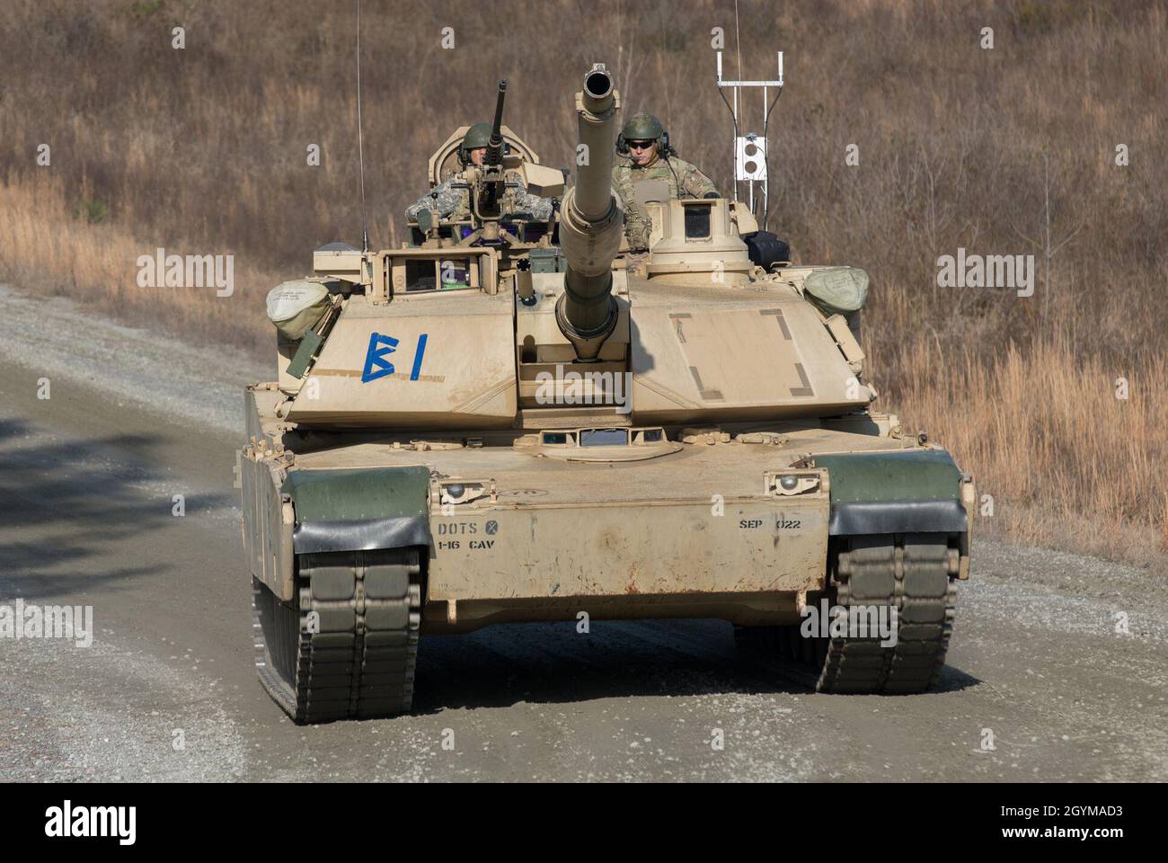 Un groupe de 2LTs de l'armée américaine, affecté à la classe 20-002 du cours de leadership des officiers de base de l'armure, 2e Escadron, 16e Régiment Calvaire, sort dans leur char d'Abrams M1A2 pour condenser un exercice d'incendie à Tank Gunnery Range, DMPRC, fort Benning, Géorgie, le 30 janvier,2020. Ces 2nd Lieutenants s'entraîne pour devenir des officiers d'armure dans l'armée des États-Unis.(É.-U.Photo de la réserve de l'armée par le sergent d'état-major.Austin Berner) Banque D'Images