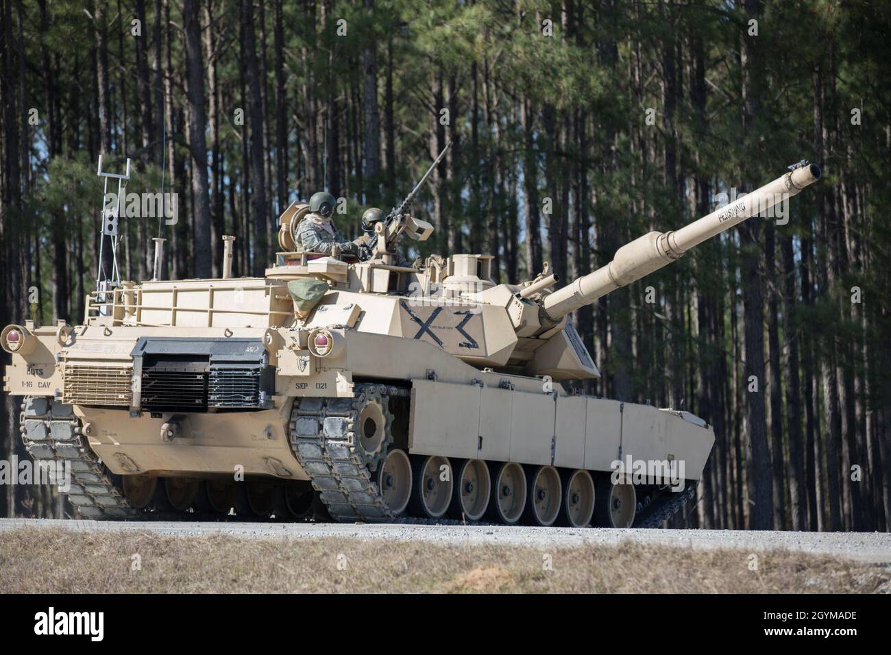 Un groupe de 2LTs de l'armée américaine, affecté à la classe 20-002 du cours de leadership des officiers de base de l'armure, 2e Escadron, 16e Régiment Calvaire, sort dans leur char d'Abrams M1A2 pour condenser un exercice d'incendie à Tank Gunnery Range, DMPRC, fort Benning, Géorgie, le 30 janvier,2020. Ces 2nd Lieutenants s'entraîne pour devenir des officiers d'armure dans l'armée des États-Unis.(É.-U.Photo de la réserve de l'armée par le sergent d'état-major.Austin Berner) Banque D'Images