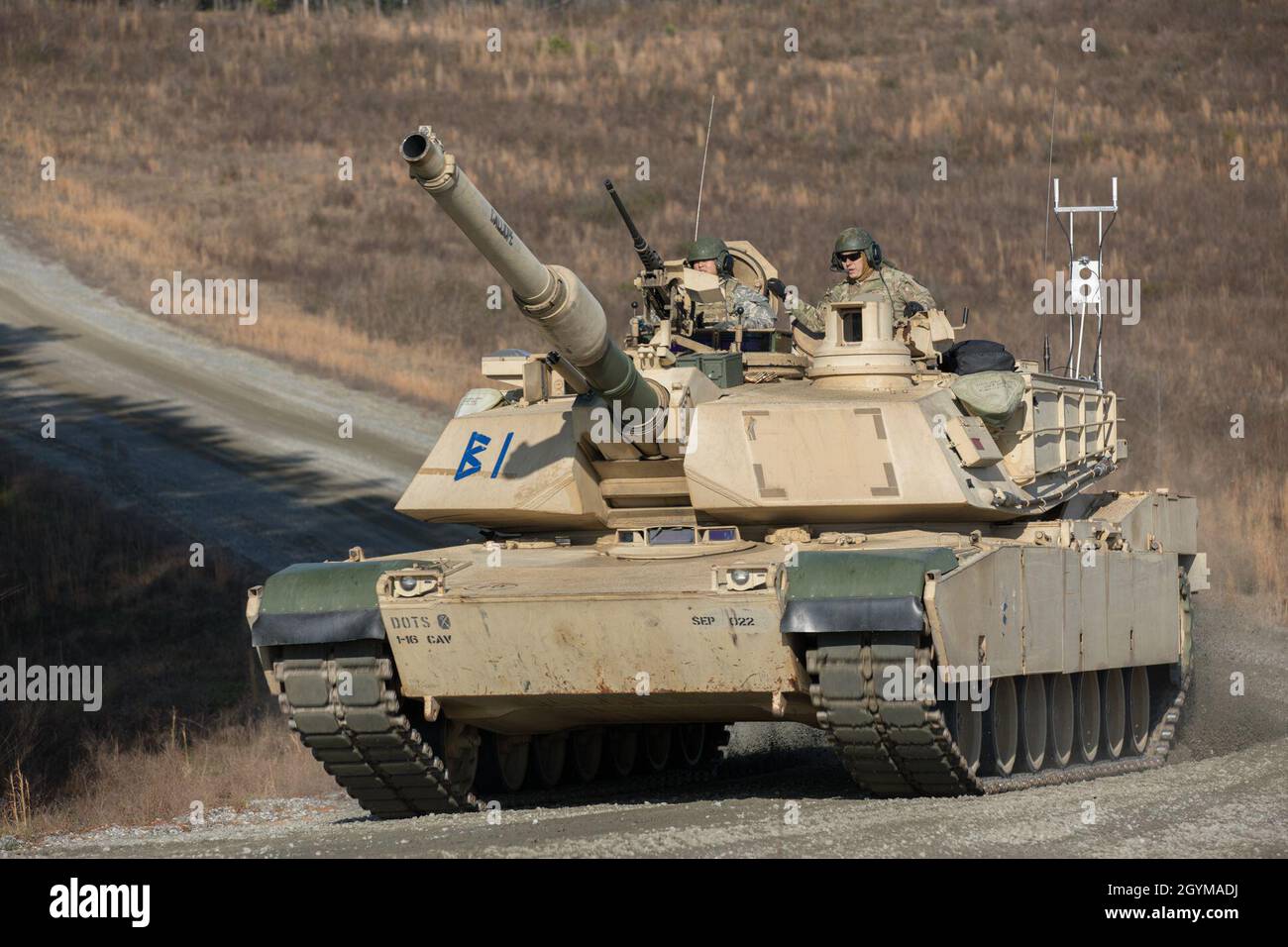 Un groupe de 2LTs de l'armée américaine, affecté à la classe 20-002 du cours de leadership des officiers de base de l'armure, 2e Escadron, 16e Régiment Calvaire, sort dans leur char d'Abrams M1A2 pour condenser un exercice d'incendie à Tank Gunnery Range, DMPRC, fort Benning, Géorgie, le 30 janvier,2020. Ces 2nd Lieutenants s'entraîne pour devenir des officiers d'armure dans l'armée des États-Unis.(É.-U.Photo de la réserve de l'armée par le sergent d'état-major.Austin Berner) Banque D'Images