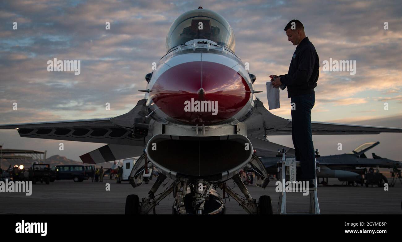 Sergent d'état-majorConnor Stowers, technicien en systèmes avioniques affecté à l'Escadron de démonstration aérienne de la Force aérienne des États-Unis, Thunderbirds, se prépare à essuyer la canopée d'un avion le 30 janvier 2020, à la base aérienne de Nellis, au Nevada.Stowers fait partie de l'équipe depuis plus de deux ans.(É.-U.Photo de la Force aérienne par le premier Airman Andrew D. Sarver) Banque D'Images