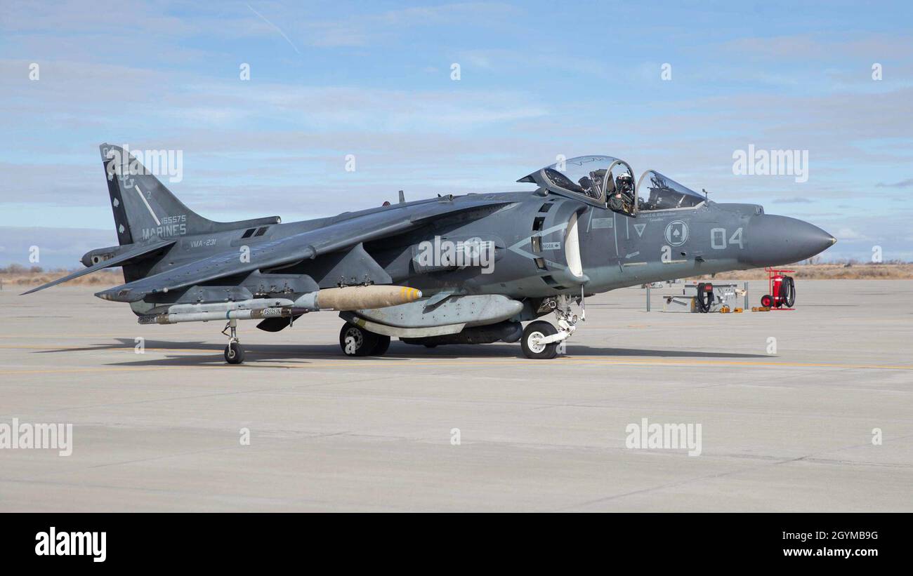 A Marine AV-8B Harrier II taxi sur une piste pendant l'entraînement par temps froid à la base aérienne navale Fallon, Nevada, le 30 janvier 2020.L'escadron d'attaque maritime 231 participe à l'entraînement par temps froid pour mieux préparer l'unité aux climats froids tout en maintenant l'efficacité du combat.(É.-U.Photo du corps marin par lance Cpl.Steven Walls) Banque D'Images