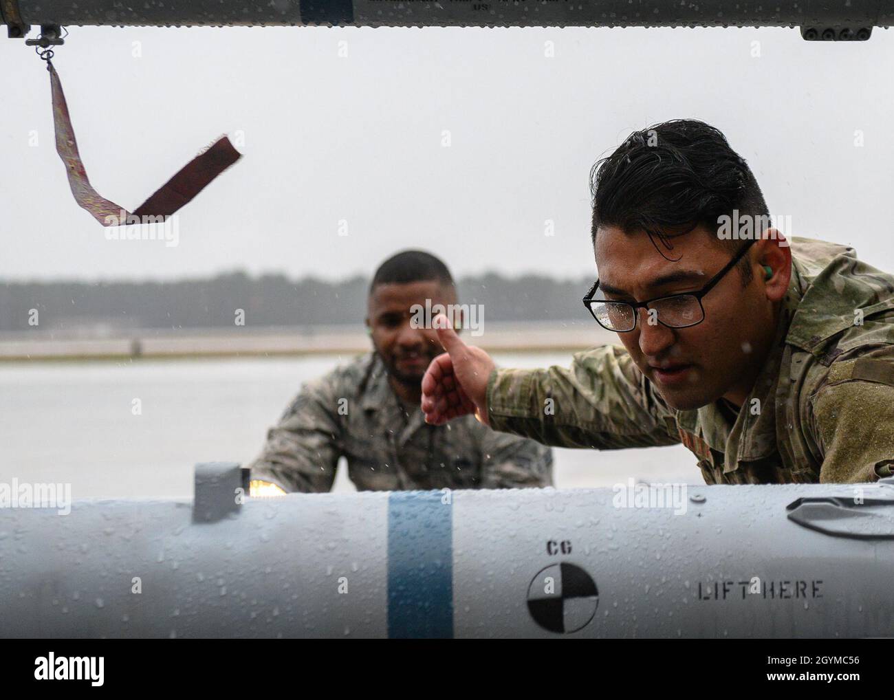 Sergent d'état-major de la Force aérienne des États-UnisPatrick Peralta, 20e Escadron de maintenance des aéronefs (AMM), 55e chef d'équipe de charge de l'unité de maintenance des aéronefs (UMA), signale à Airman la 1re classe Anthony Colquitt, 20e AMM, 55e membre de l'équipe de charge de l'UMA,Lors du chargement d'une munition d'attaque directe de GBU-38 lors d'une compétition de l'équipage de chargement de l'année à la base aérienne de Shaw, Caroline du Sud, le 31 janvier 2020.La compétition a organisé une compétition amicale entre les meilleures équipes de chargement de l’année.(É.-U.Photo de la Force aérienne par le sergent d'état-major.Christopher Maldonado) Banque D'Images