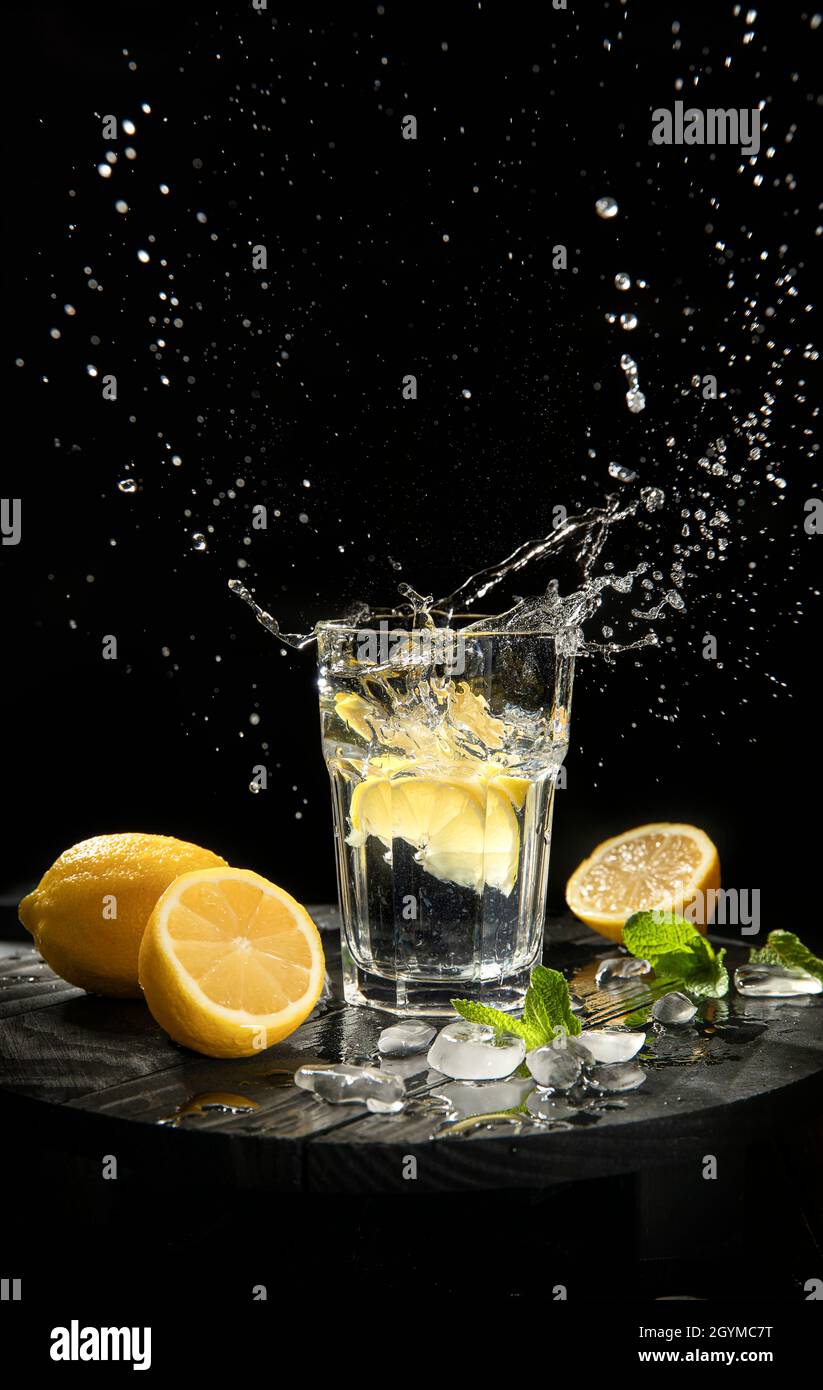 projection de limonade avec des citrons frais sur fond noir en studio Banque D'Images
