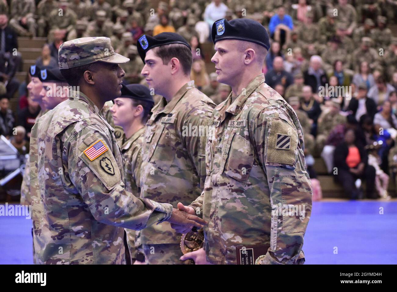 Sgt. CommandementLe Maj Jaime Price, commandant de l'académie des officiers non commissionnés, serre la main avec le SPC.Tate Mahar, du 6e Escadron, du 8e Régiment Calvaire, de la 2e équipe de combat de la Brigade blindée, qui a reçu le prix du sergent de fer lors d'une cérémonie de remise des diplômes du cours des leaders de base au centre de conditionnement physique Newman, à fort Stewart, en Géorgie, le 31 janvier.Le prix du Sergent de fer est décerné au Soldat qui a obtenu le meilleur score au test de condition physique.(É.-U.Photo de l'armée par la SPC.Jordyn Worshek) Banque D'Images