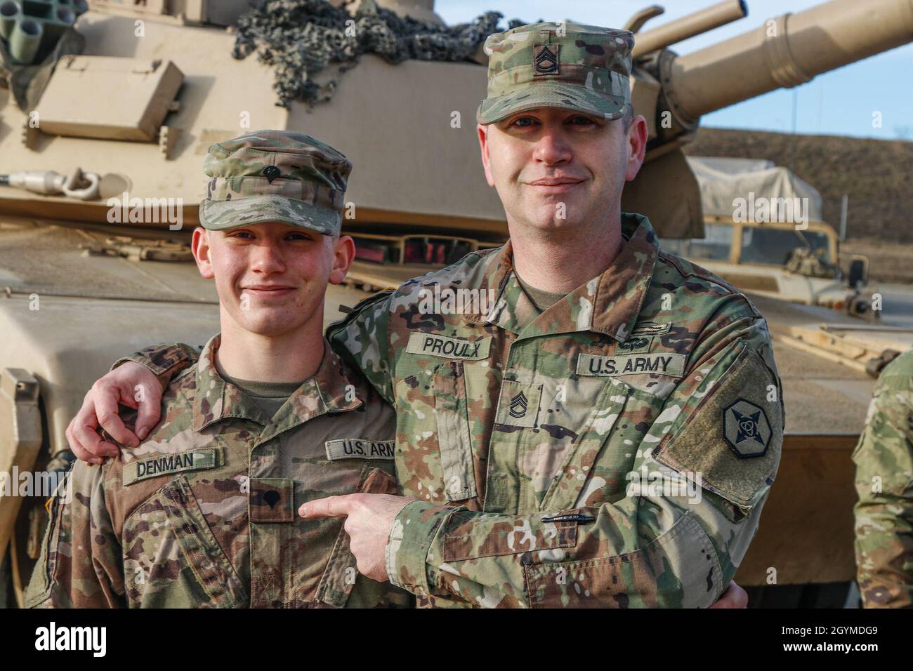 SPC de l'armée américaine.Brayden Denman, qui fait partie de l'équipe de tireurs avec le quartier général et la Compagnie du quartier général, 1er Escadron, 5e Régiment de cavalerie, 2e équipe de combat de brigade, 1re Division de cavalerie, à gauche, se tient avec son père, Sgt de la Réserve de l'armée américaine.1ère classe John Proulx, officier non commandant en charge de la section des opérations futures avec le 652ème Groupe de soutien régional, à droite, peu après avoir été promu au grade de spécialiste le 31 janvier à la zone de formation Novo Selo en Bulgarie.Denman et Proulx sont des autochtones d'Helena, au Montana, et sont mobilisés en Europe pour soutenir la détermination de l'Atlantique.Denm Banque D'Images