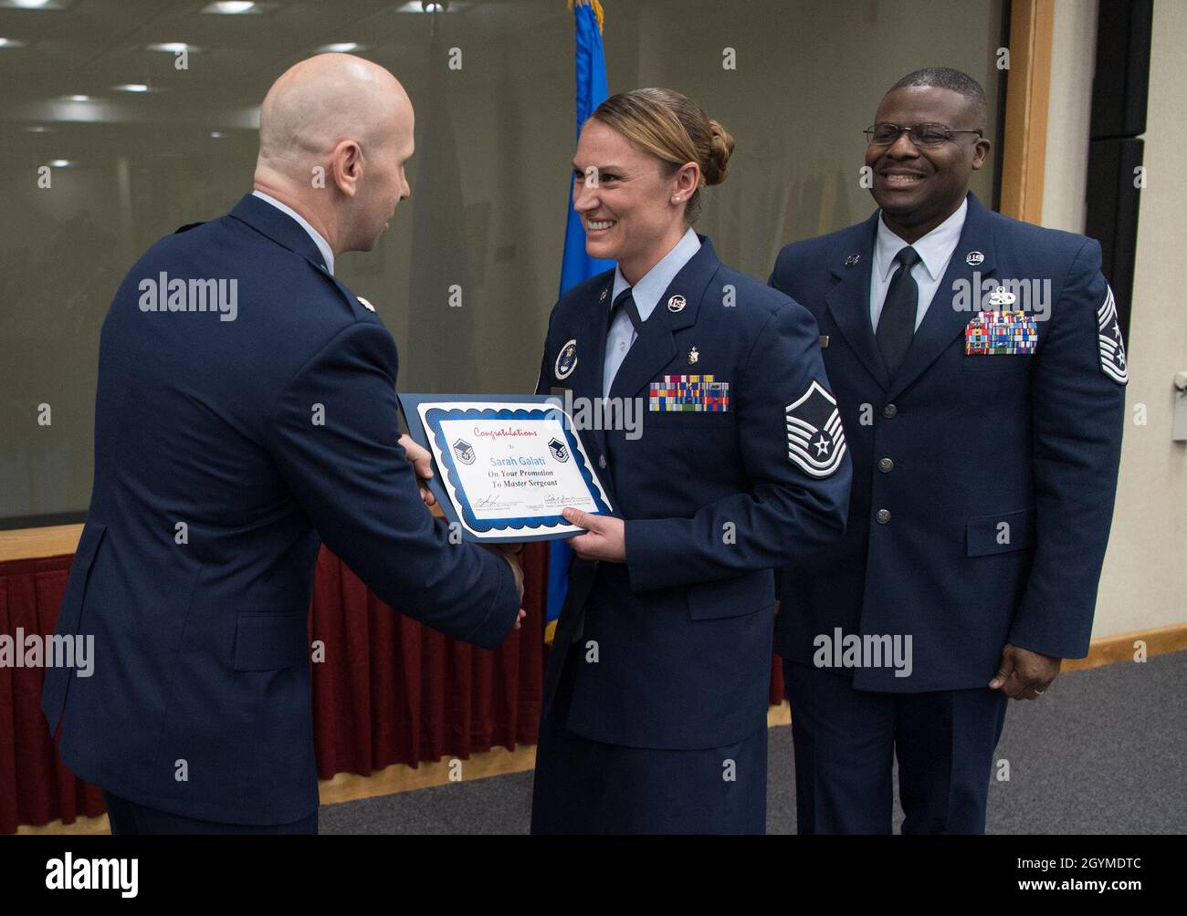 Le lieutenant-colonel Charles Silvanic, 66e commandant adjoint du Groupe de la base aérienne, à gauche, félicite le Sgt.Sarah Galati, membre du 319e Escadron de recrutement, en promotion lors de la cérémonie de promotion entée à la base aérienne de Hanscom, Mass., le 31 janvier, alors que Sgt.Henry Hayes, chef de commande d'installation, regarde.La cérémonie, qui a généralement lieu le dernier jour de service du mois, offre à la communauté Hanscom l'occasion de reconnaître Airman sélectionné pour la promotion.(É.-U.Photo de la Force aérienne par Jerry Saslav) Banque D'Images