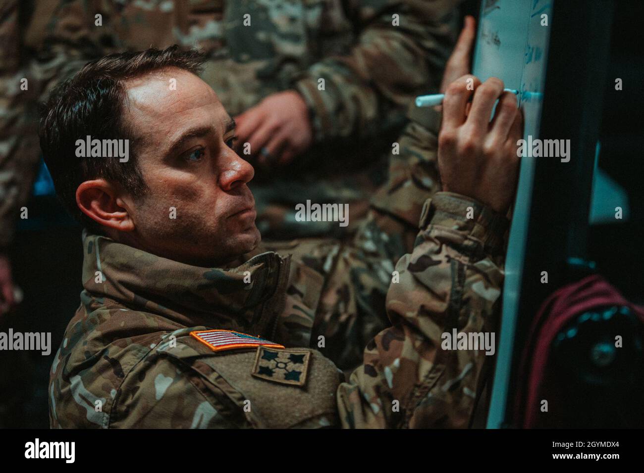 Le major de l'armée américaine Michael Dyer, officier des opérations responsable du 3e Escadron, 2e Régiment de cavalerie, participe à Lasica 20 en effectuant un mémoire de mise à jour de la bataille dans le cadre d'un exercice de poste de commandement simulé à l'appui du groupement tactique de présence avancée de l'OTAN, Pologne, à Orzysz, en Pologne, le 3 février 2020.La présence avancée renforcée de l’OTAN se compose de quatre groupes de combat de la taille d’un bataillon déployés sur une base rotative persistante en Estonie, en Lettonie, en Lituanie et en Pologne pour démontrer la détermination et la capacité de l’alliance à agir comme un seul en réponse à toute agression contre ses membres.(É.-U.Armée ph Banque D'Images