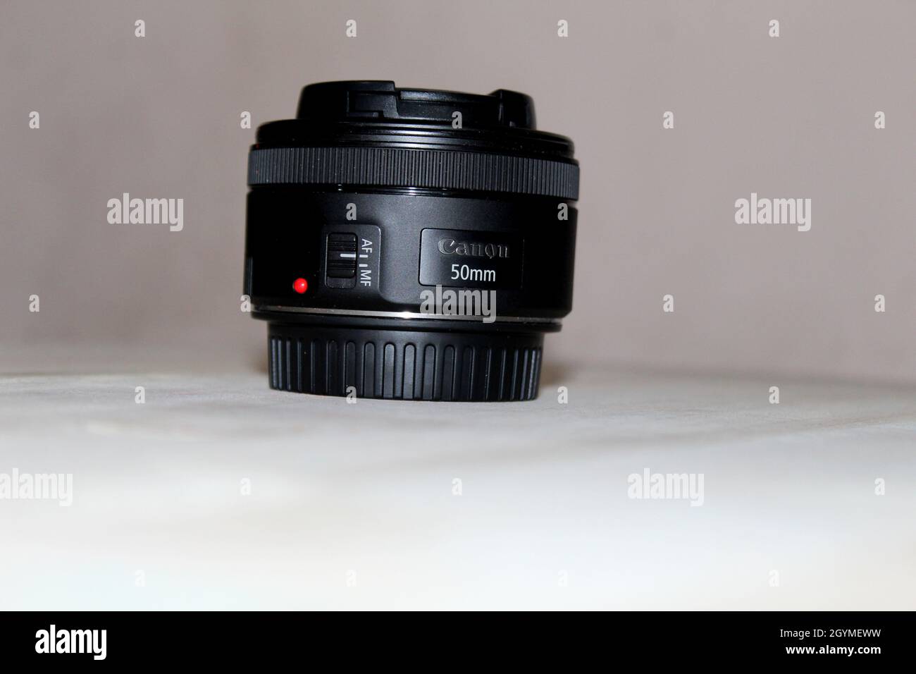 un objectif de 50 mm avec un arrière-plan flou Banque D'Images