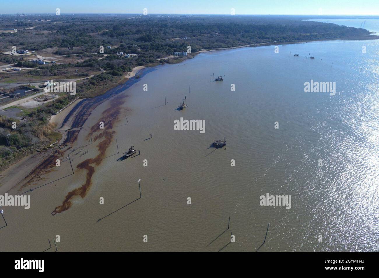 Environ 630 gallons de pétrole brut flottent dans la baie Tabbs, près de Baytown, Texas, le 2 février 2020.(É.-U.Photo de courtoisie de la Garde côtière) Banque D'Images