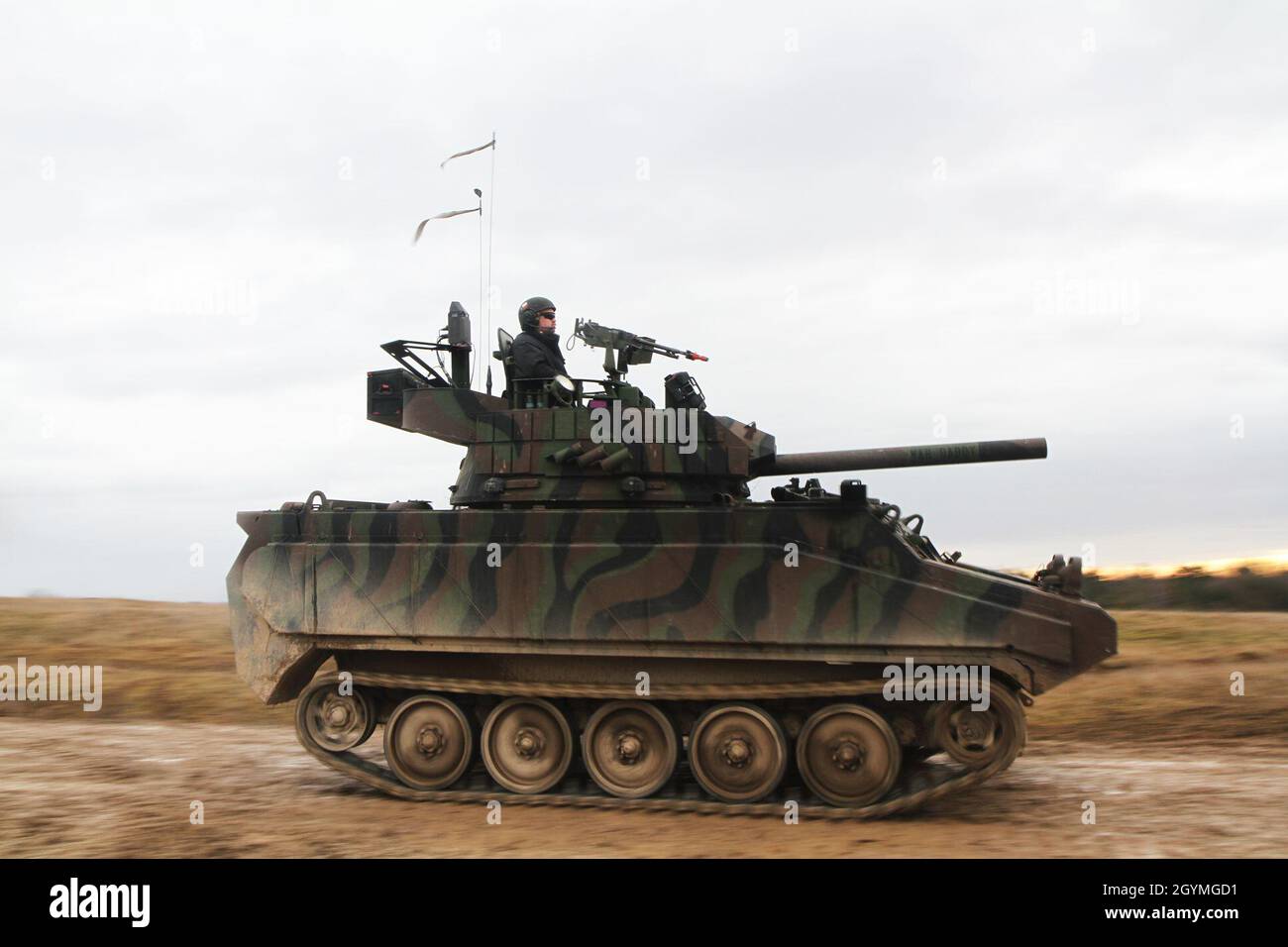 Les Soldats de l'armée américaine affectés au premier Bataillon du 4ème Régiment d'infanterie réagissent aux coups de feu pendant l'exercice D'entraînement Combiné Resolve XIII au Centre de préparation multinational conjoint à Hohenfels, en Allemagne, le 2 février 2020. Combined Resolve XIII est un exercice d'opération multinationale unifiée dirigée par le Département de l'Armée de terre du quartier général de l'armée avec la Brigade de la Force des pays alignés Au Niveau Régional des États-Unis à l'appui des objectifs du Commandement européen (COMUE). Le but de l'exercice est de préparer la 2ème équipe de combat de la Brigade blindée, la 1ère Division Calvaire avec 16 autres nations alliées et partenaires pour lutter et gagner dans le Banque D'Images