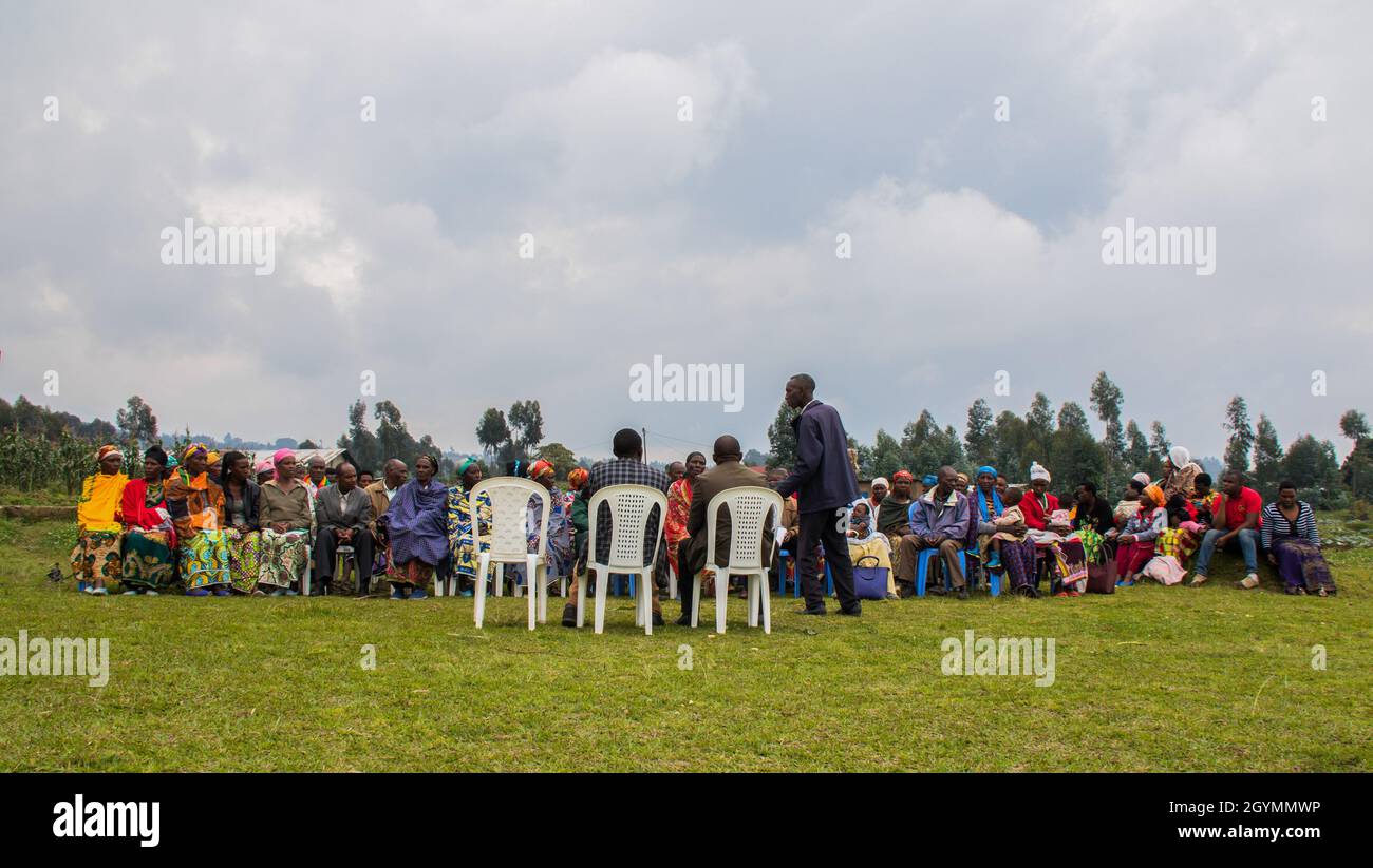 Un rassemblement de personnes pour un événement important le terrain du village.Rwanda. Banque D'Images