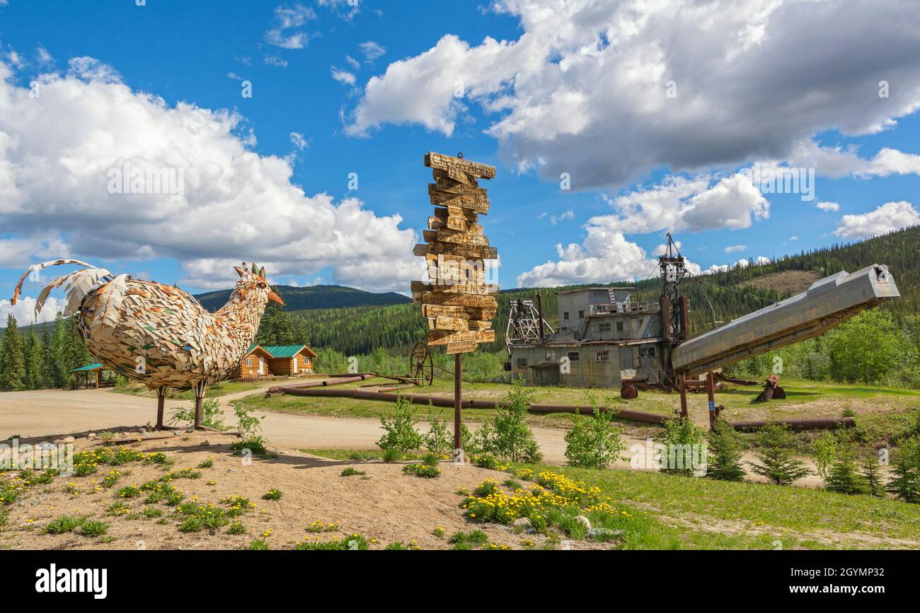 États-Unis, Alaska, poulet, sculpture en métal, signez le point de kilométrage aux endroits se replaçant aux poulets, drague d'or historique Banque D'Images